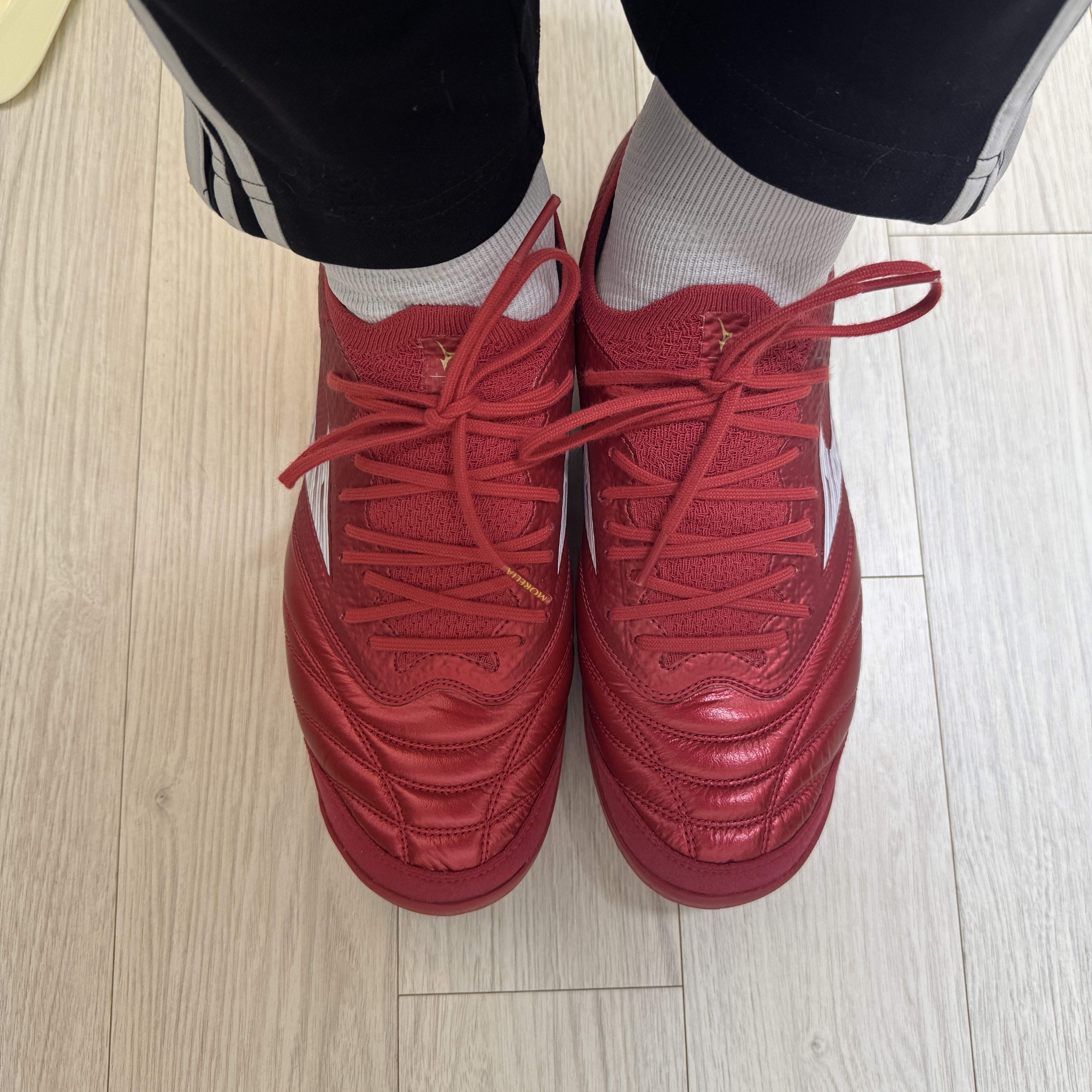 Mizuno Morelia Neo Sala B Japan TF 40th Anniversary Red White 착용 스타일 - 3