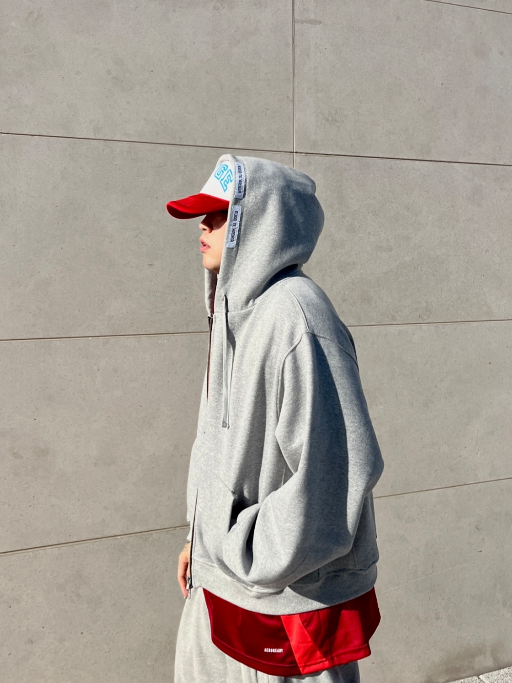 ROARINGRAD 25 Essential Hooded Zip-up Gray 착용 스타일