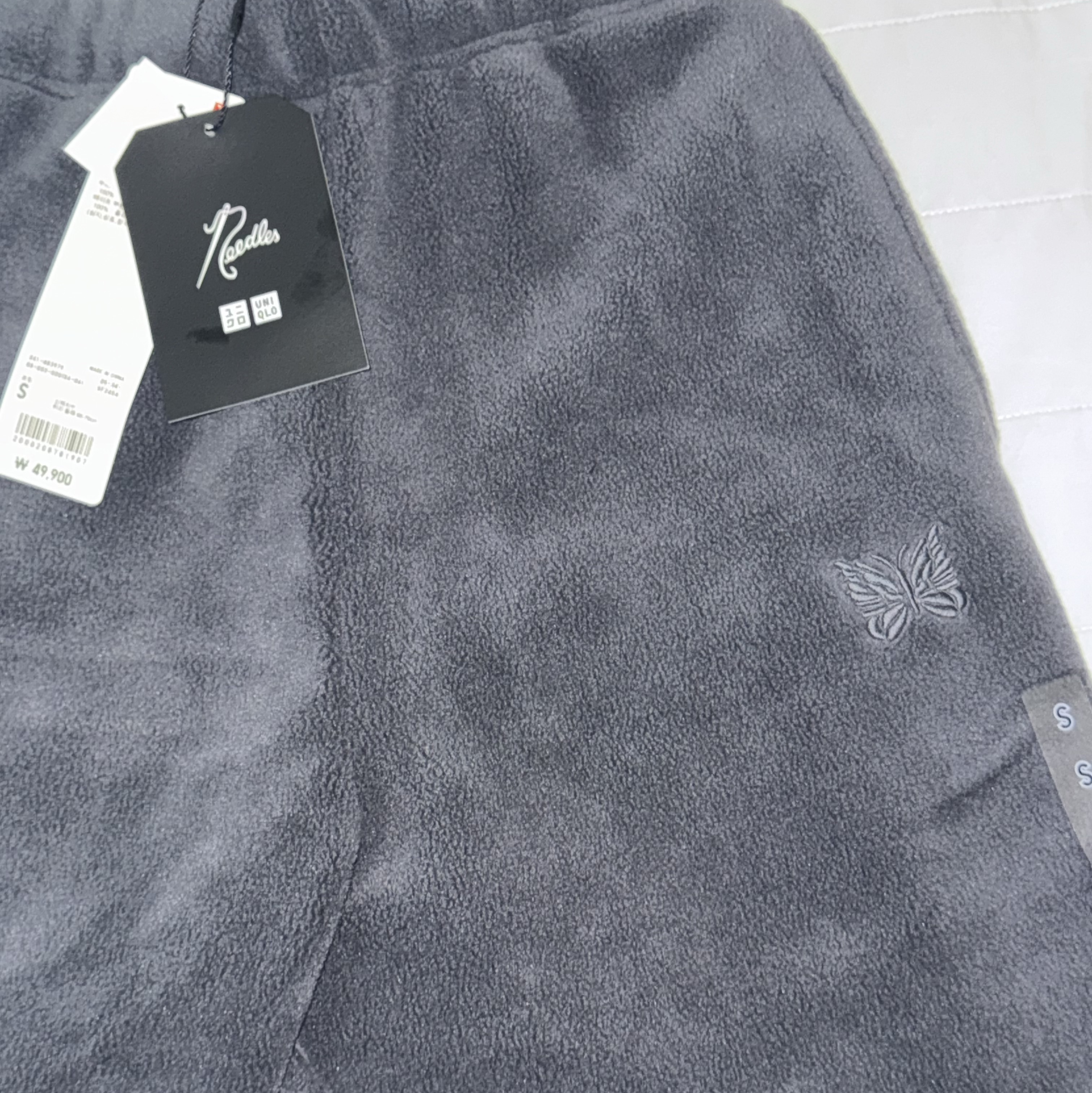 Uniqlo x Needles Fleece Oversized Cardigan Black - KR, Uniqlo x Needles Fleece Wide Pants Dark Gray - KR 착용 스타일 - 2