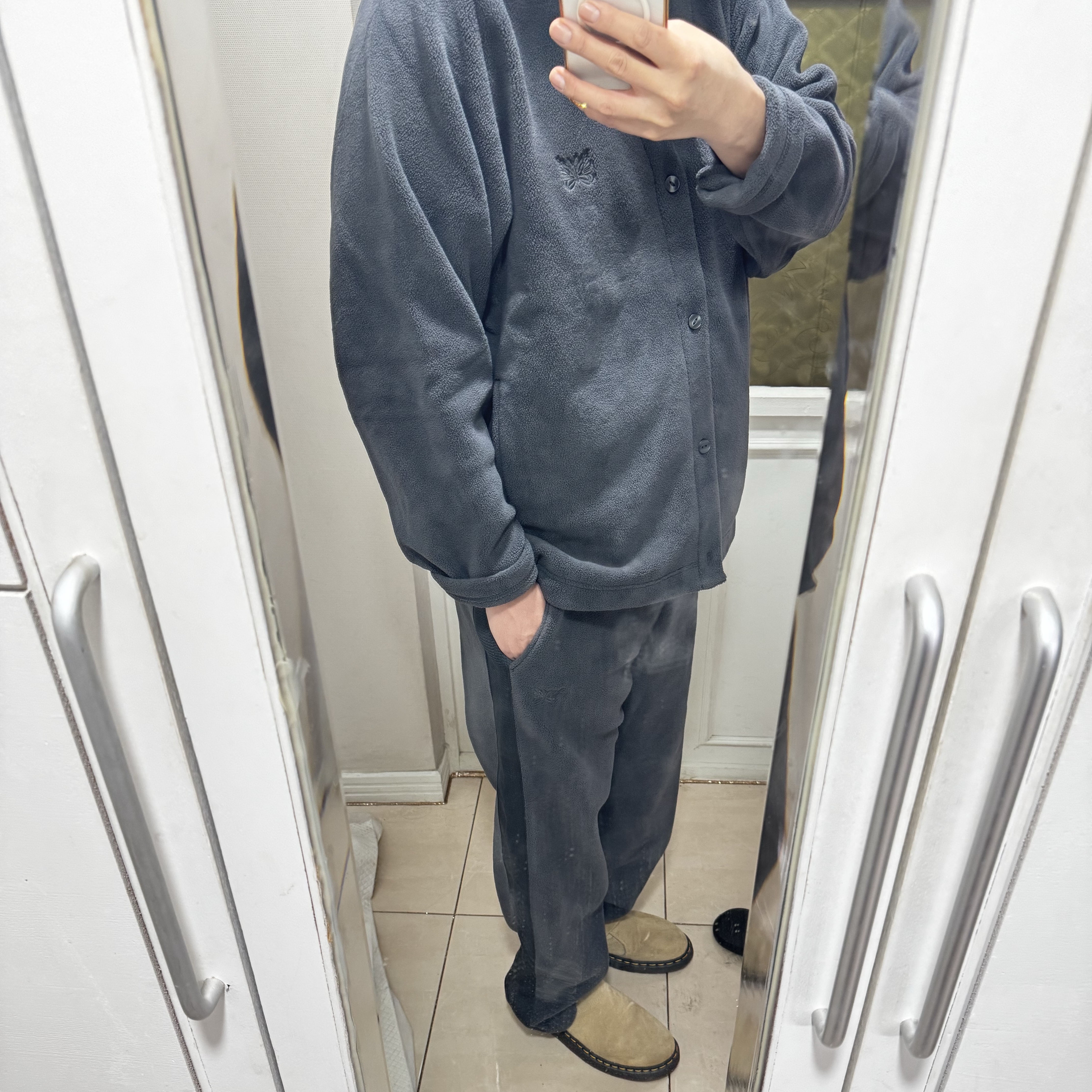 Uniqlo x Needles Fleece Oversized Cardigan Dark Gray - KR, Uniqlo x Needles Fleece Wide Pants Dark Gray - KR 착용 스타일