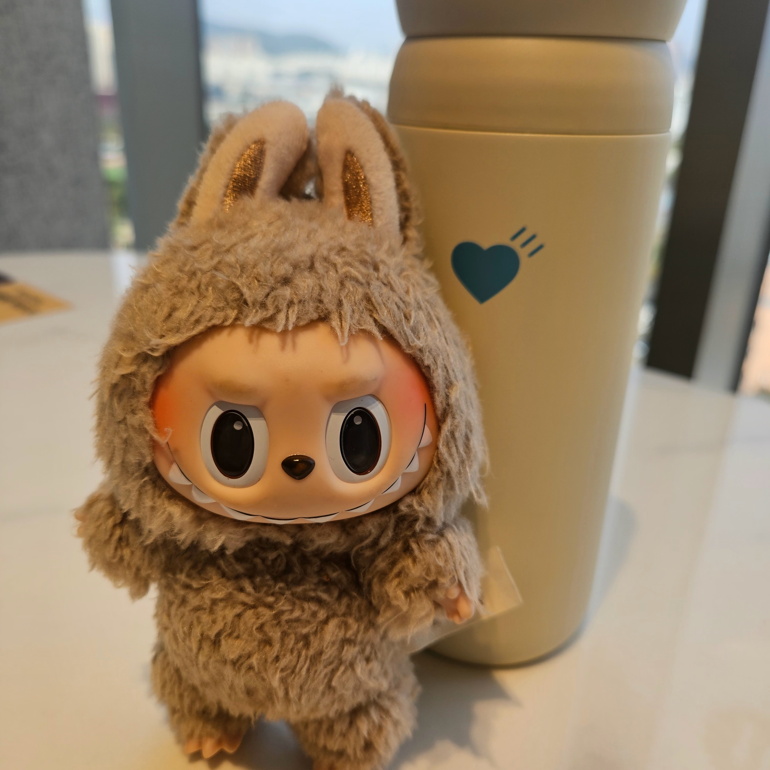 Pop Mart Labubu The Monsters Labubu Tasty Macarons Series Toffe Keyring, Human Made x Blue Bottle Coffee Day Off Tumbler White 착용 스타일 - 4