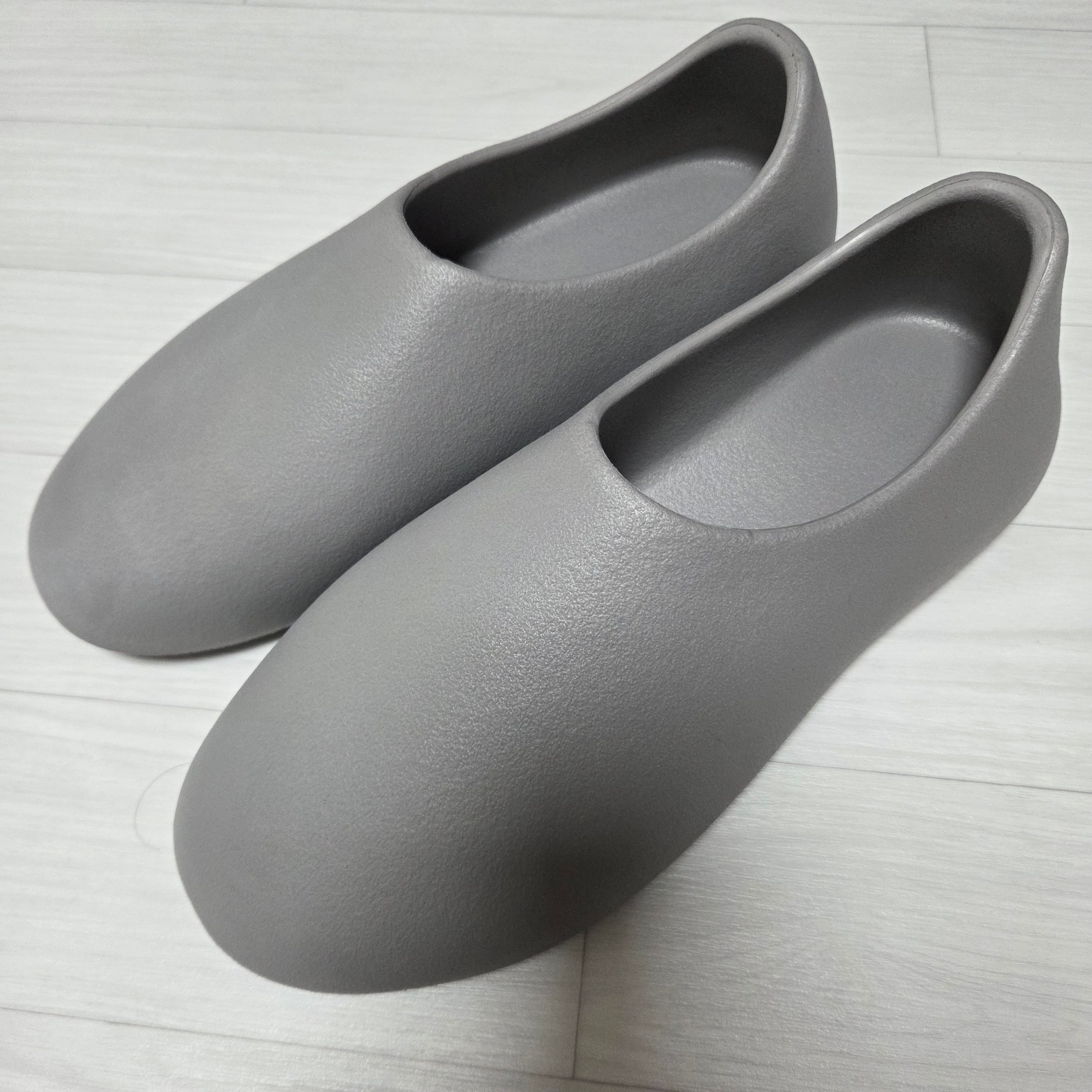 Yeezy SL-01 Grey 착용 스타일