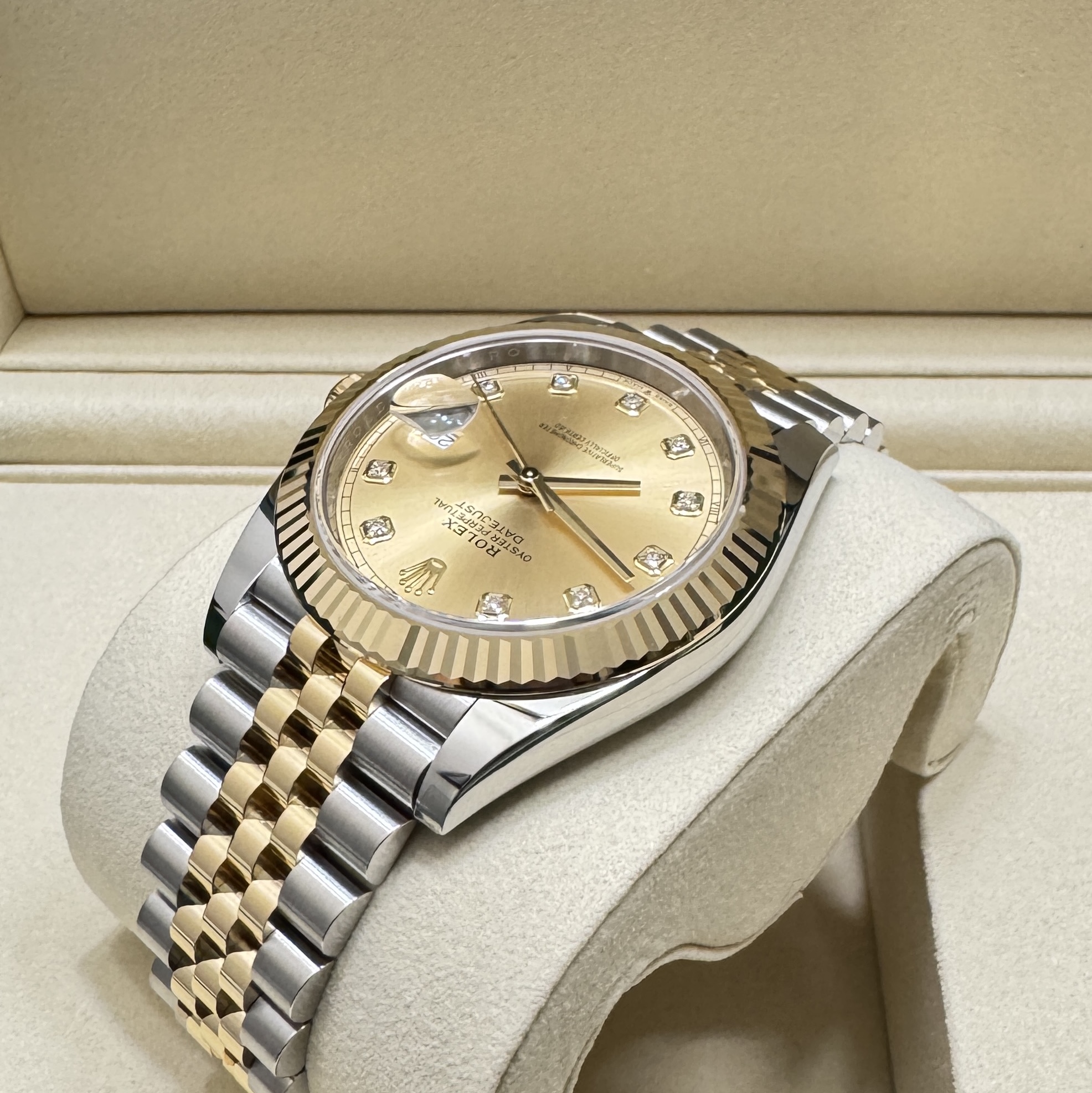 Rolex Datejust 41mm 126333 Champagne Diamond-Set Jubilee 착용 스타일 - 3