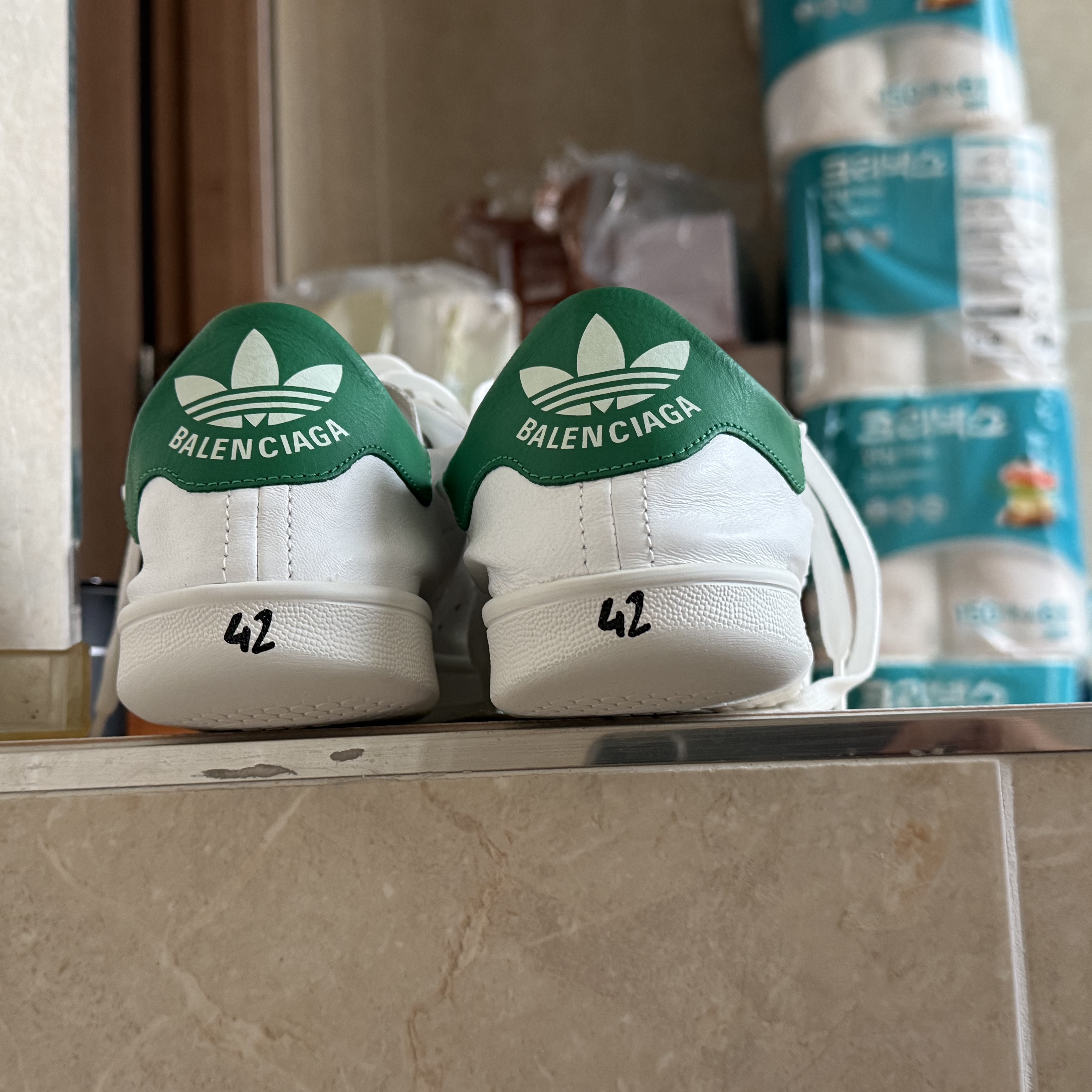 Balenciaga x Adidas Stan Smith Core White Green 착용 스타일 - 3