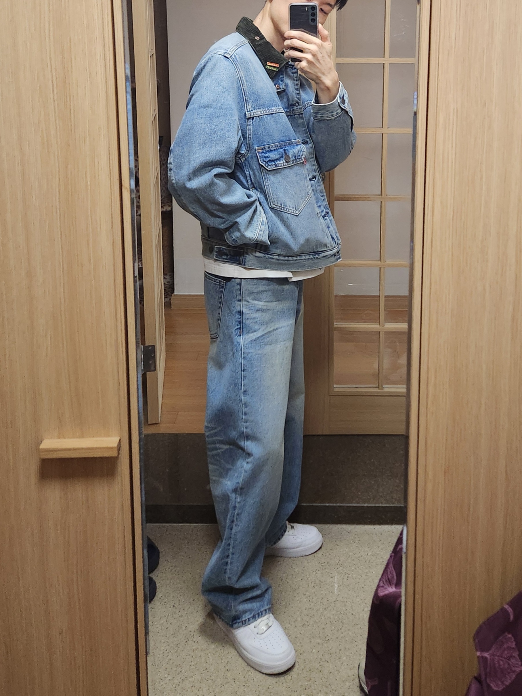 Levi's x Barbour Type II Trucker Jacket Vintage Washed Denim, Nike Air Force 1 '07 Low White 착용 스타일 - 4