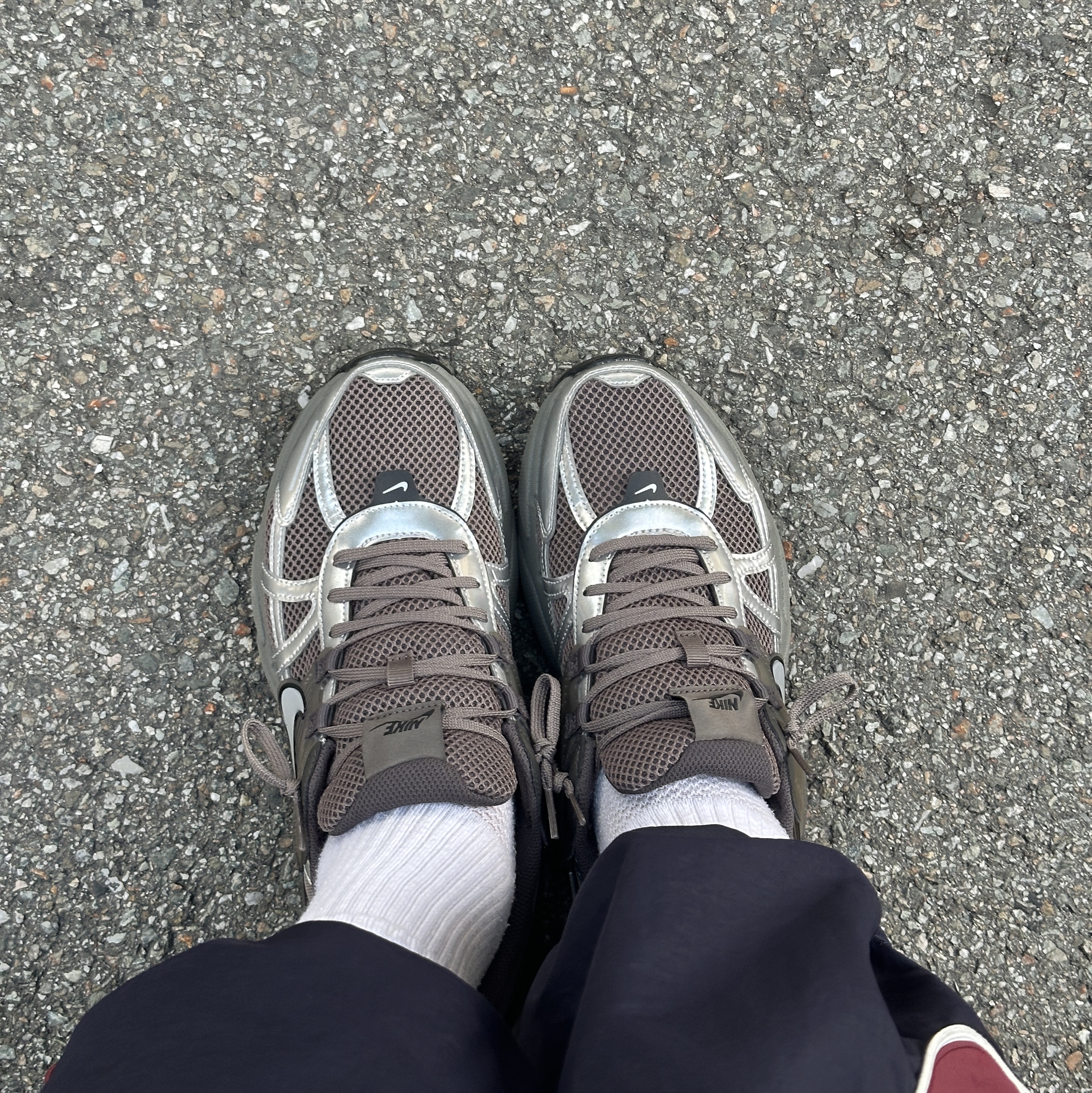 Nike V2K Run Cave Stone Flat Pewter 착용 스타일