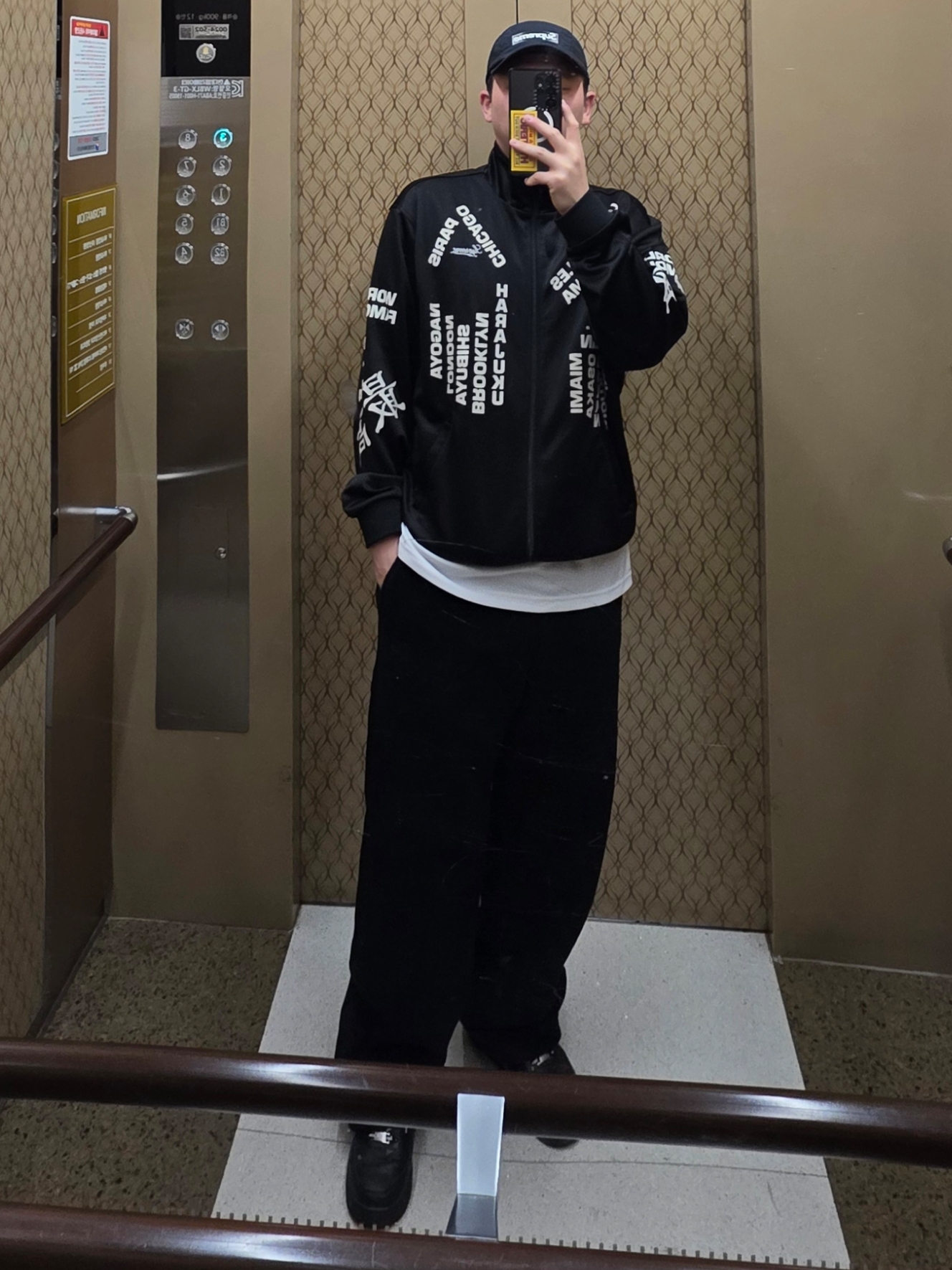 Uniqlo x Needles Fleece Wide Pants Black - KR, Nike x Supreme Air Force 1 Low Black 착용 스타일 - 1