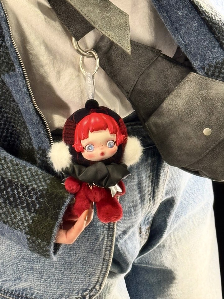 Pop Mart Skullpanda Winter Symphony Series Keyring Rock On (Opened Case) 착용 스타일 - 4