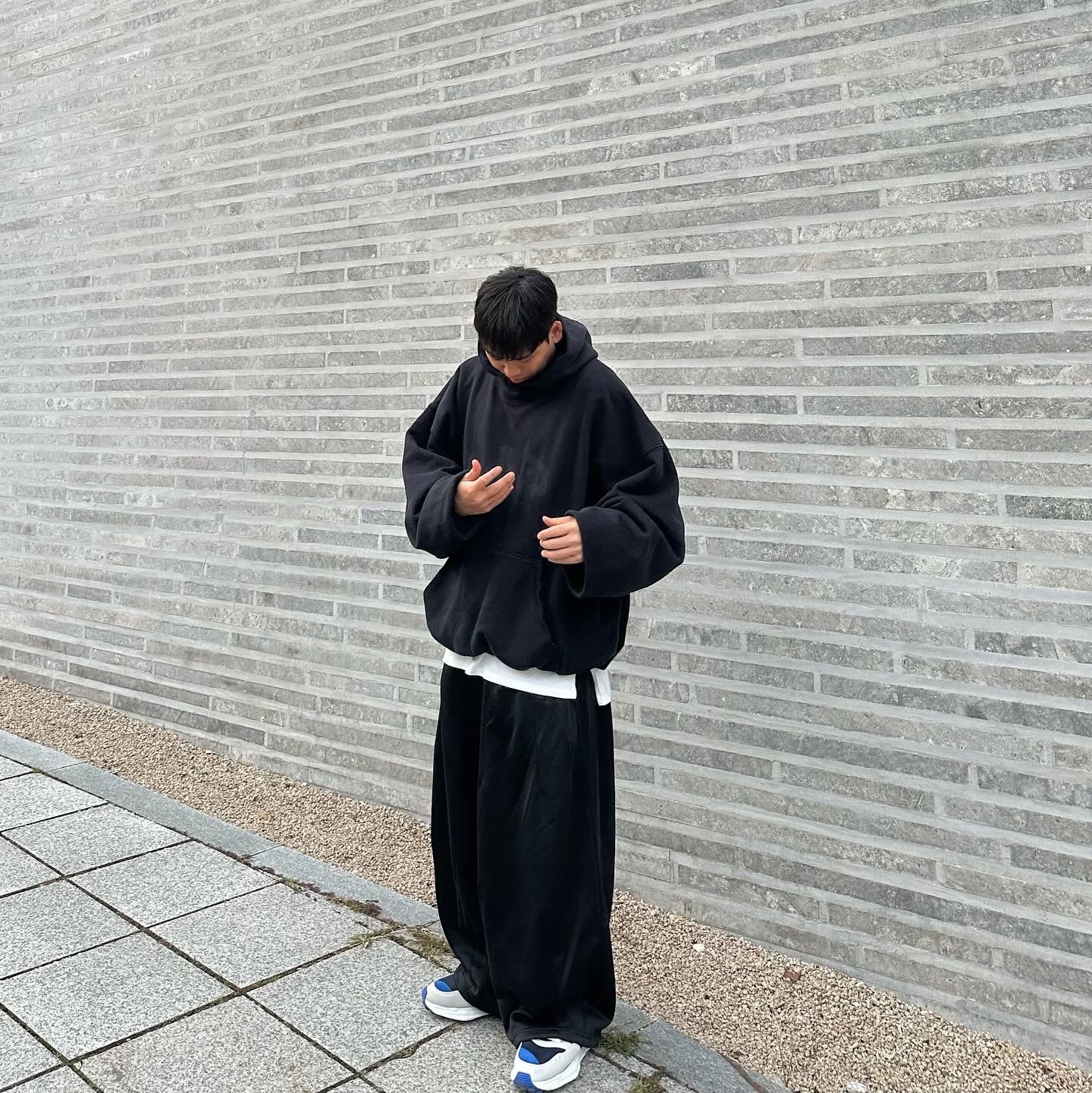 Yeezy Gap Engineered By Balenciaga Dove Hoodie Washed Black 착용 스타일 - 1