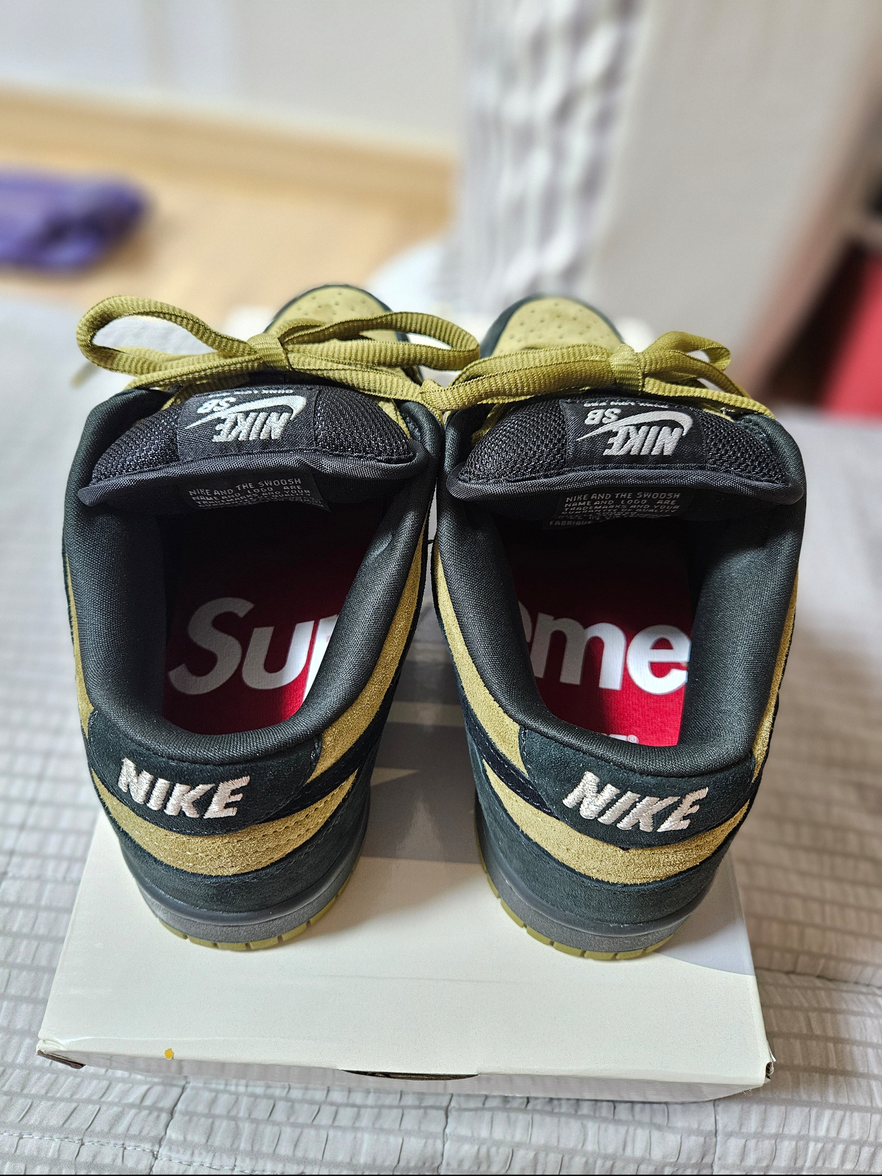 Nike x Supreme SB Dunk Low Camper Green 착용 스타일 - 3