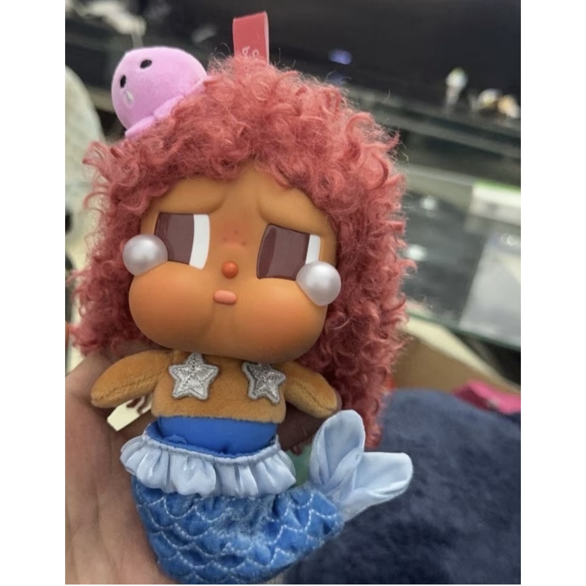 Pop Mart Crybaby Vacation Mode On Series Vinyl Plush Pendant Sealed Case (6 Blind Boxes), Pop Mart Crybaby Vacation Mode On Series Vinyl Plush Pendant Merbaby Tears (Opened Case) 착용 스타일