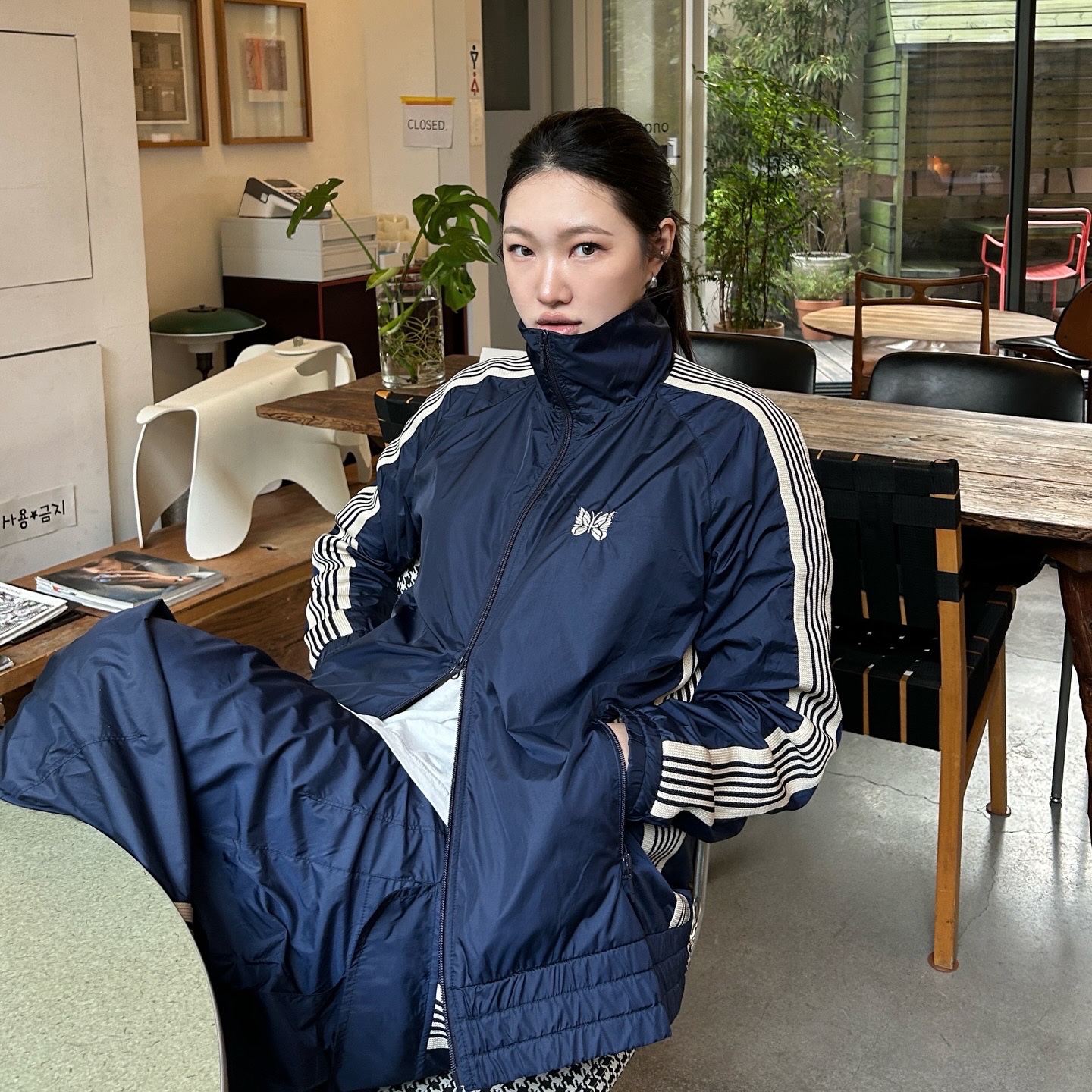 Needles BDU H.D. Track Pants Navy, Maison Mihara Yasuhiro Blakey OG Sole Canvas Low-top Sneakers Grey 착용 스타일 - 1