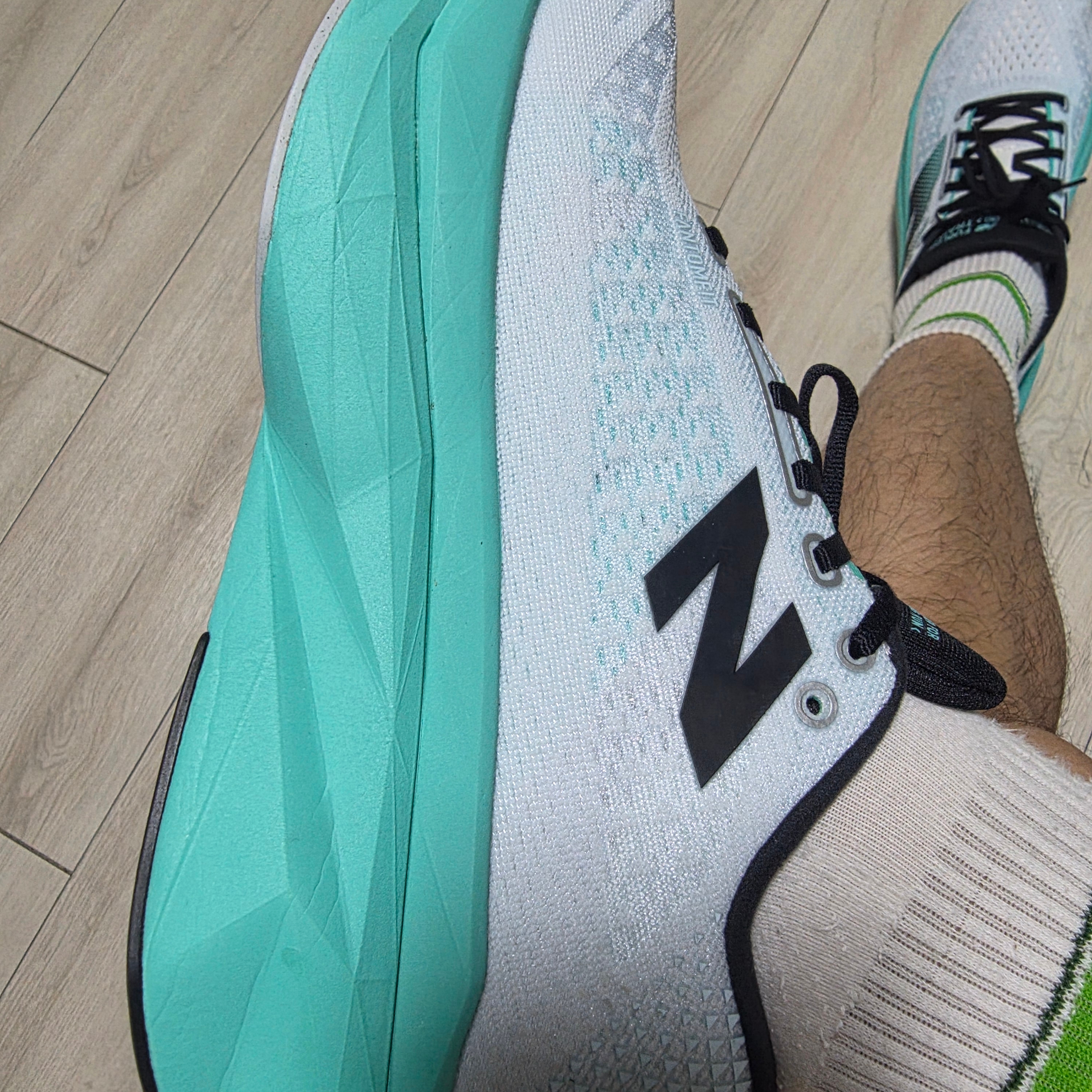 New Balance FuelCell Supercomp Trainer v3 White Cyber Jade - D Standard 착용 스타일 - 1
