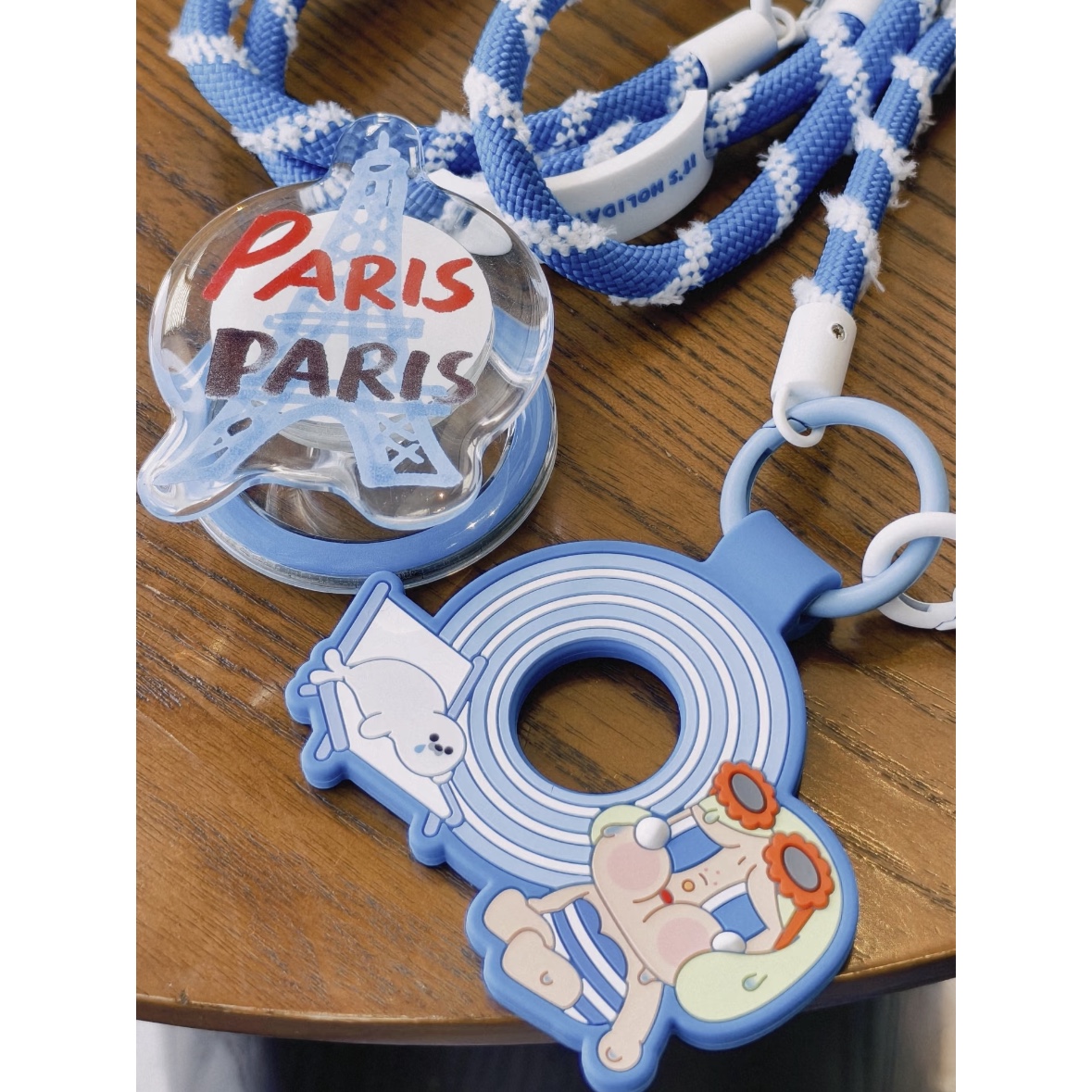 Pop Mart Crybaby Vacation Mode On Series Cross Strap Sunbathing (Opened Case) 착용 스타일