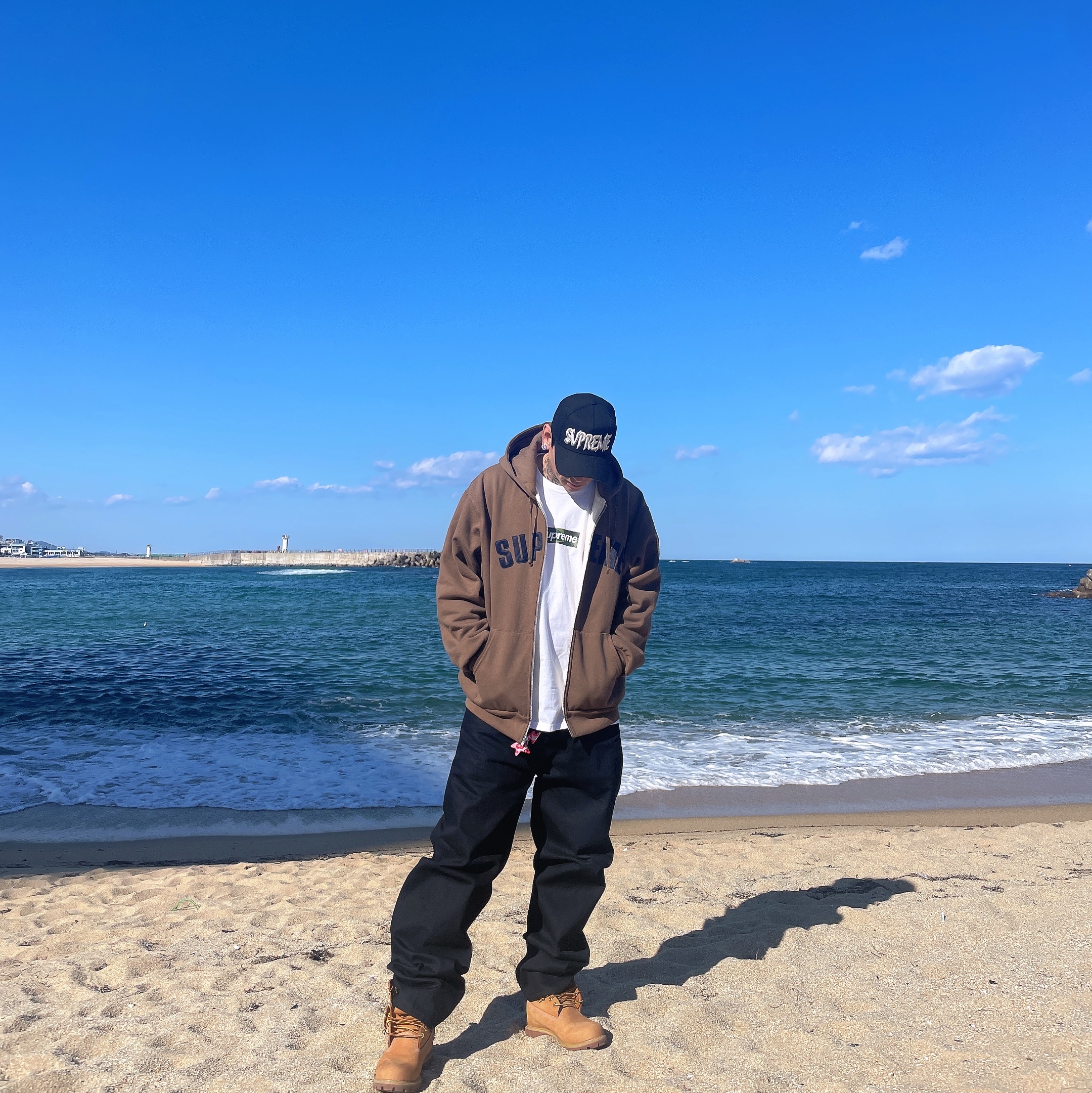 Supreme Arc Thermal Lined Zip Up Hooded Sweatshirt Dusty Brown - 25FW, Supreme Sharp Spellout Adjustable New Era Black - 25FW 착용 스타일