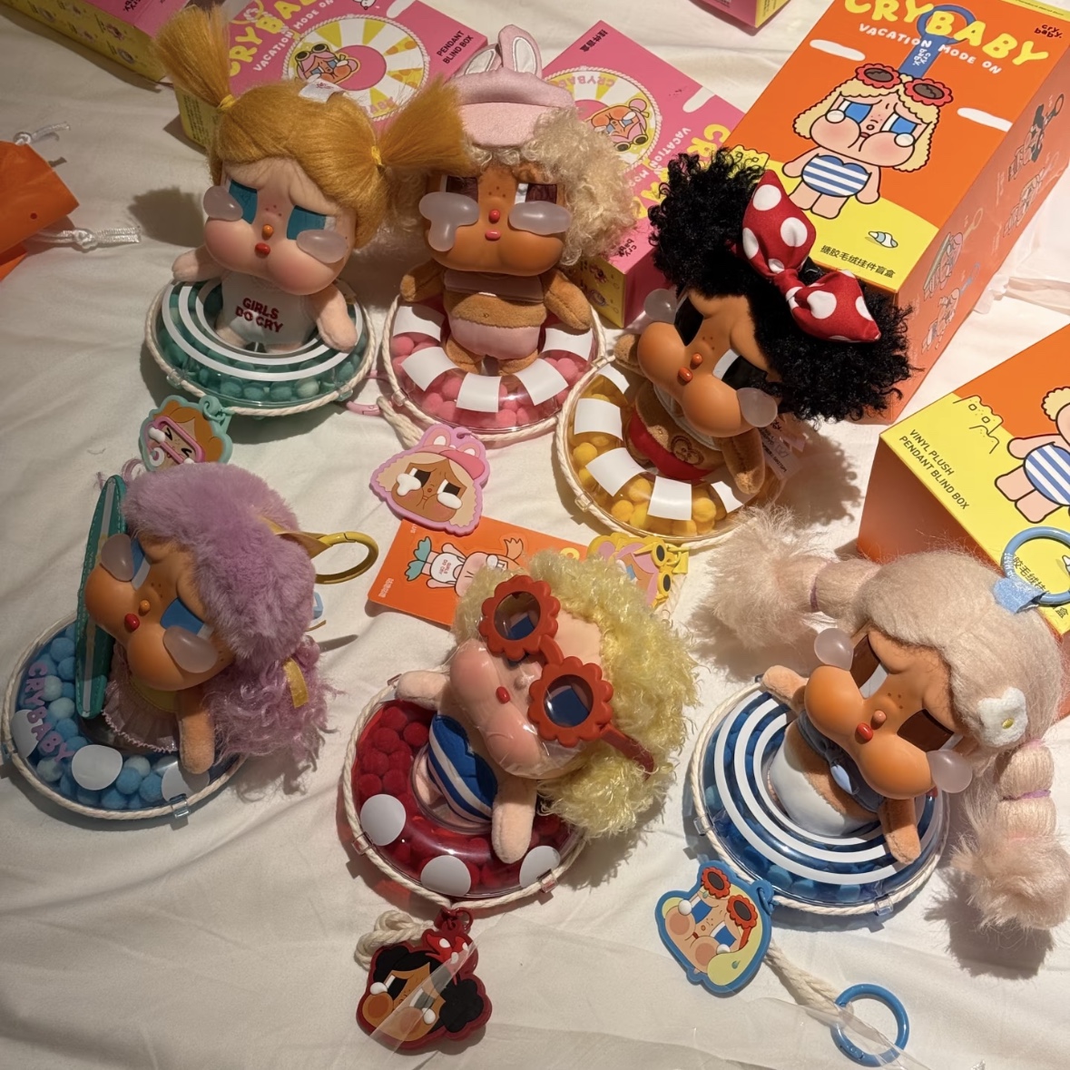 Pop Mart Crybaby Vacation Mode On Series Pendant Full Sail (Opened Case), Pop Mart Crybaby Vacation Mode On Series Pendant Sunbathing (Opened Case) 착용 스타일