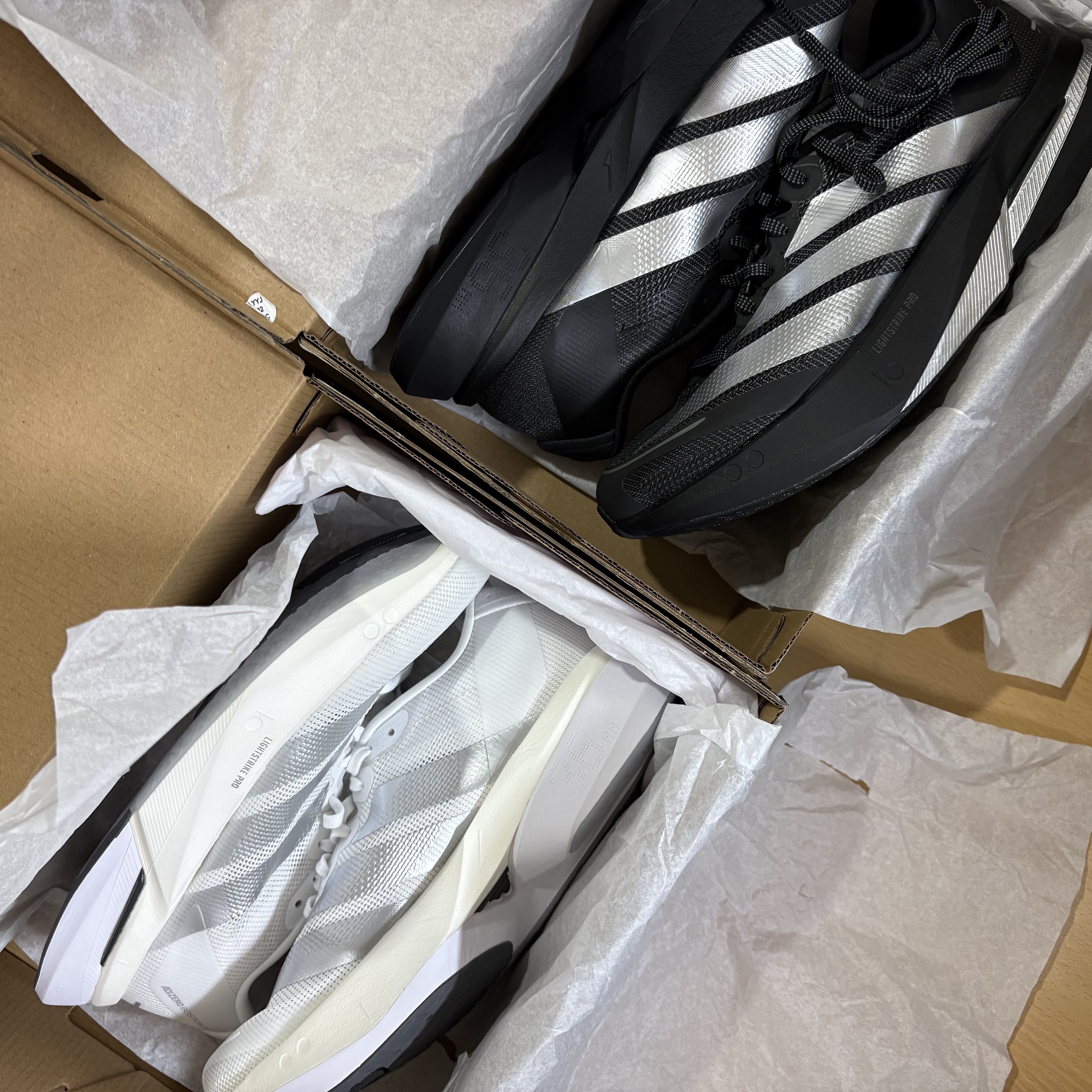 (W) Adidas Adizero Boston 13 Cloud White Matte Silver, Adidas Adizero Boston 13 M Core Black Silver Metallic 착용 스타일 - 1