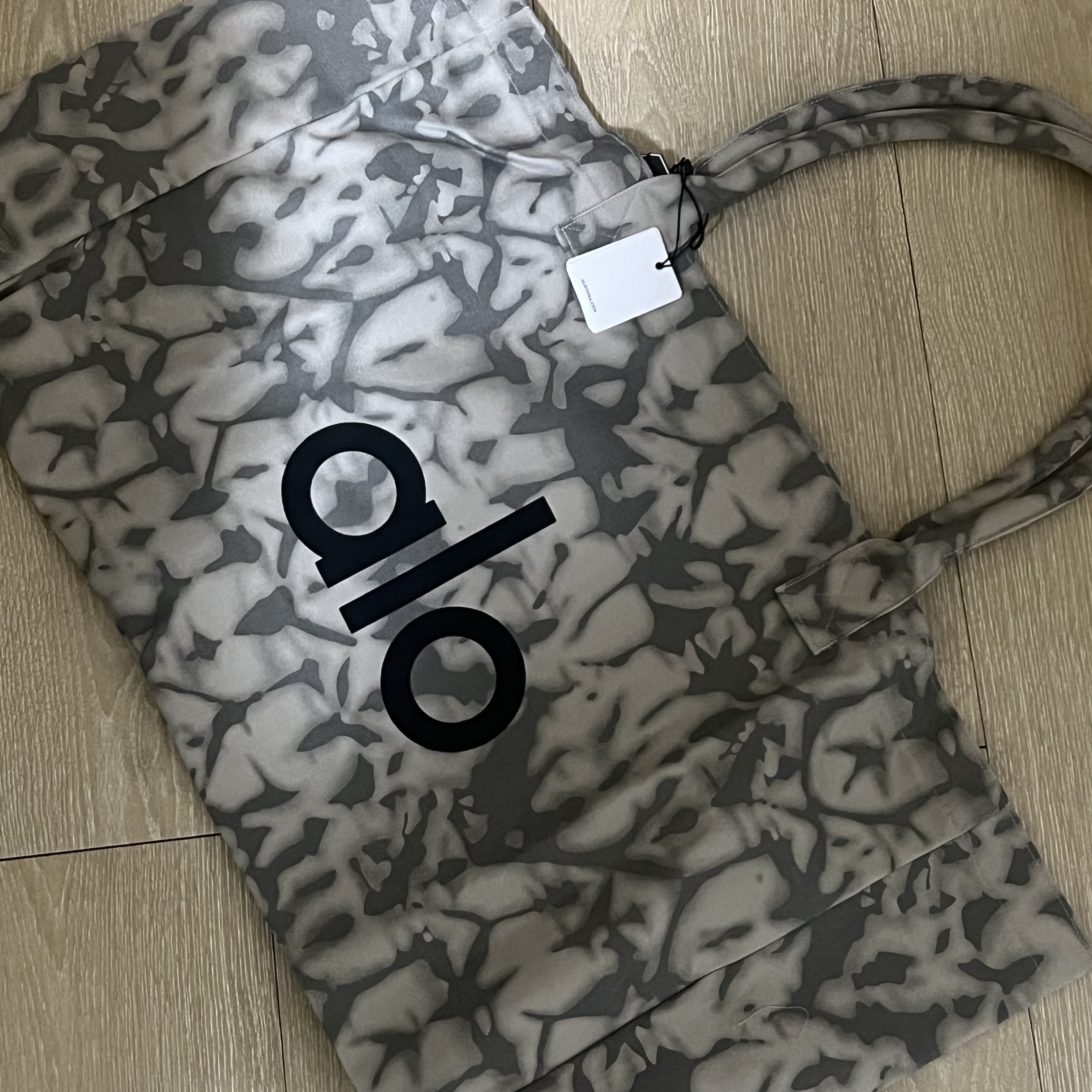 Alo Yoga Iconic Shopper Tote Bag Grey Tiedye 착용 스타일