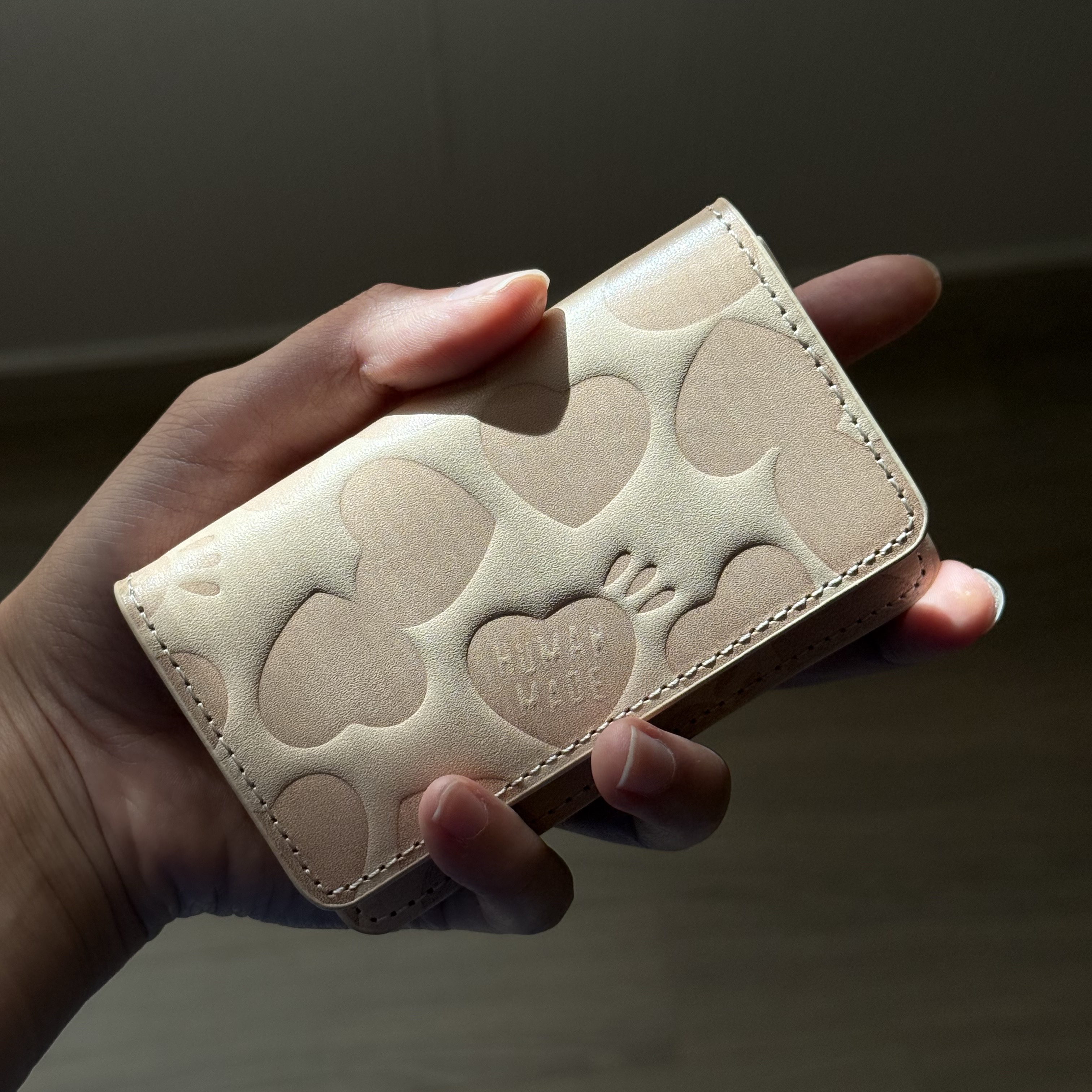 Human Made Leather Card Case Beige 착용 스타일