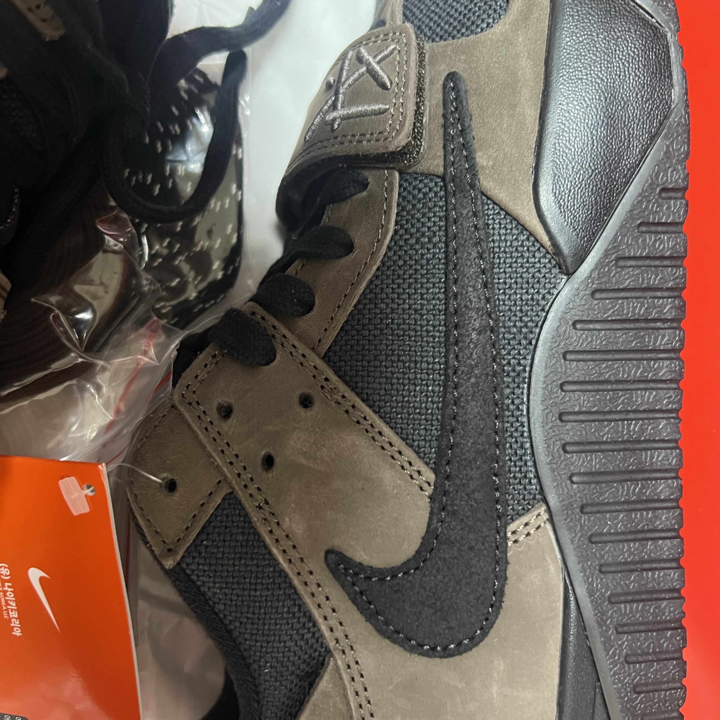 Jordan x Travis Scott Jumpman Jack TR Black and Dark Mocha 착용 스타일 - 3