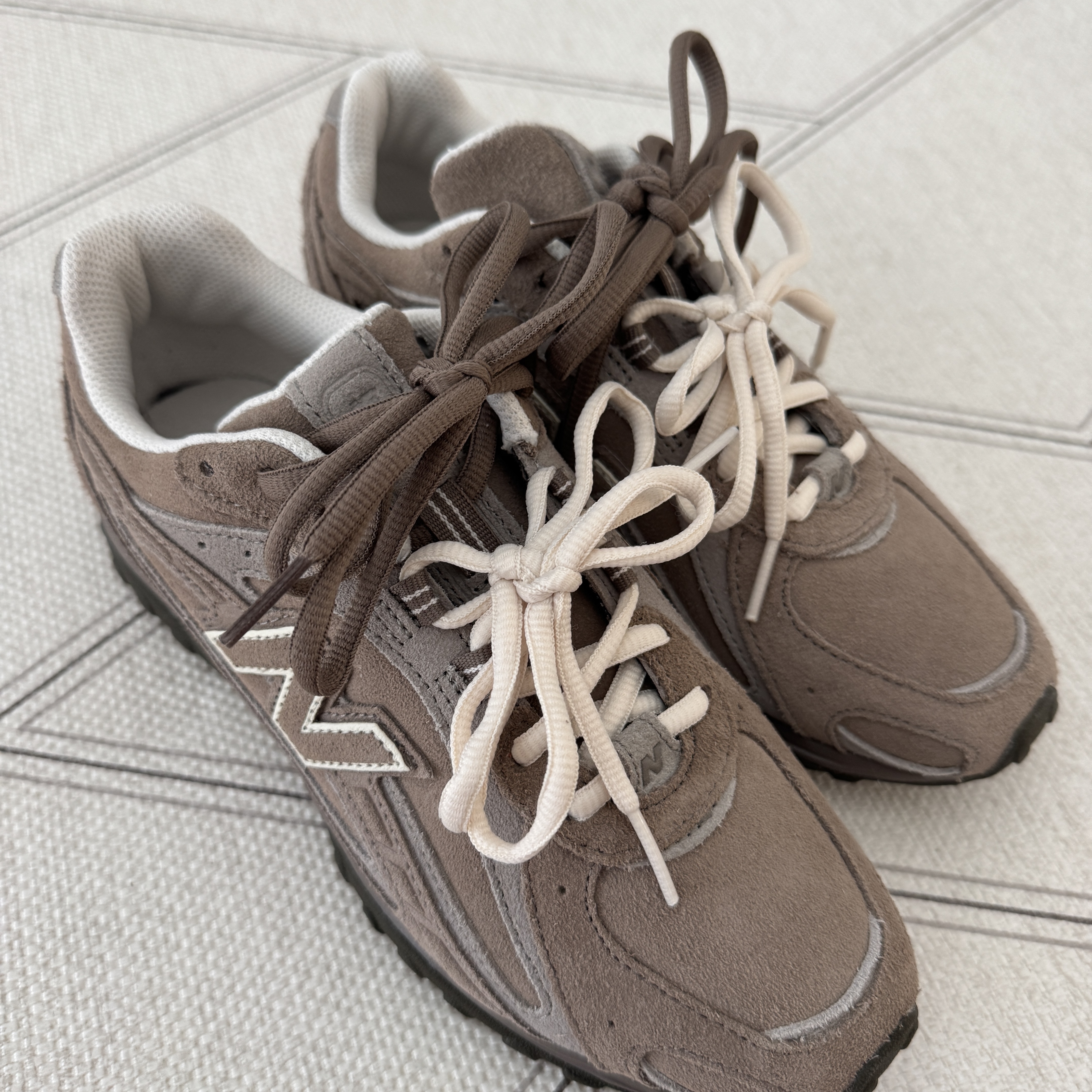 New Balance 204L Suede Mushroom Arid Stone 착용 스타일 - 1