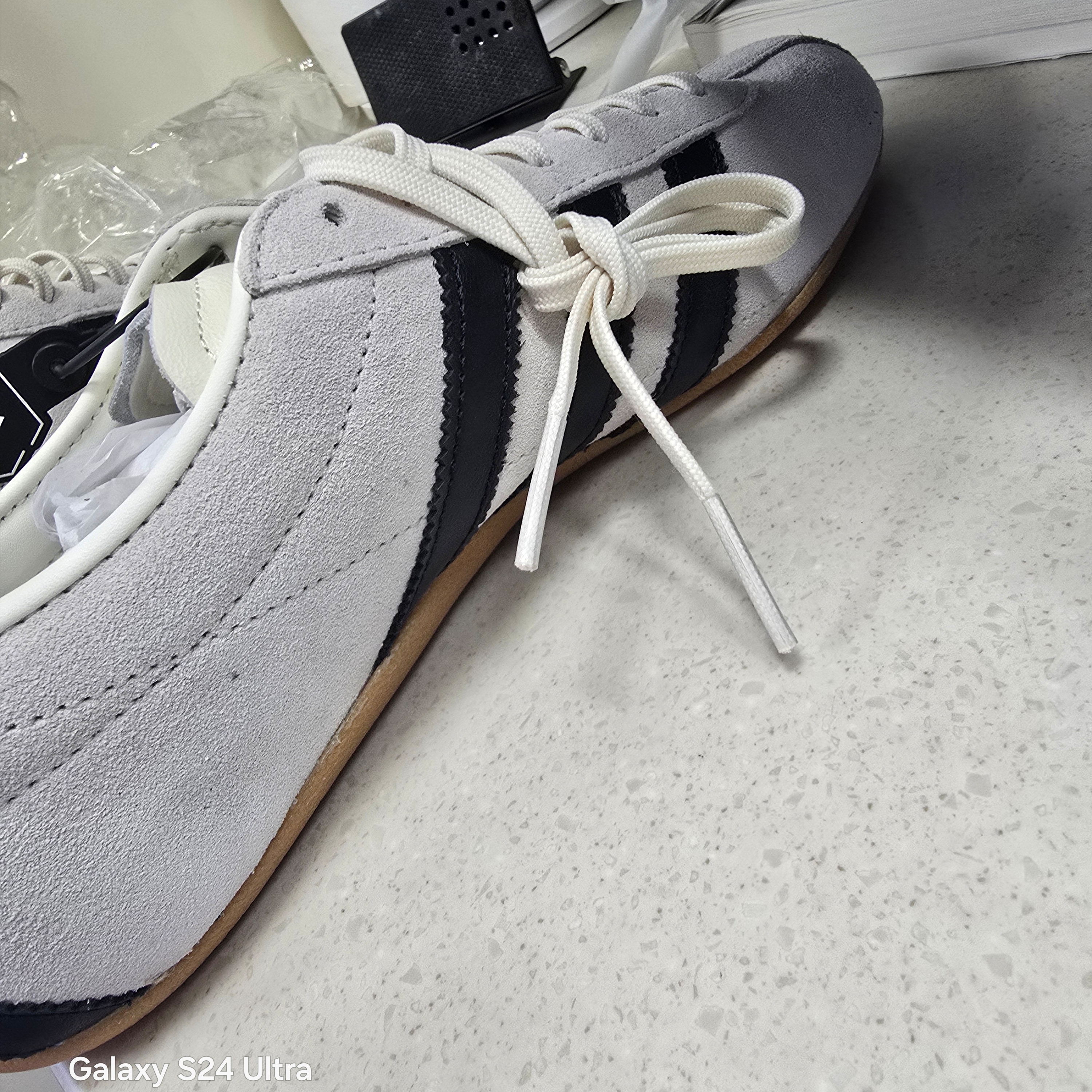 (W) Adidas Tokyo Off White Core Black 착용 스타일