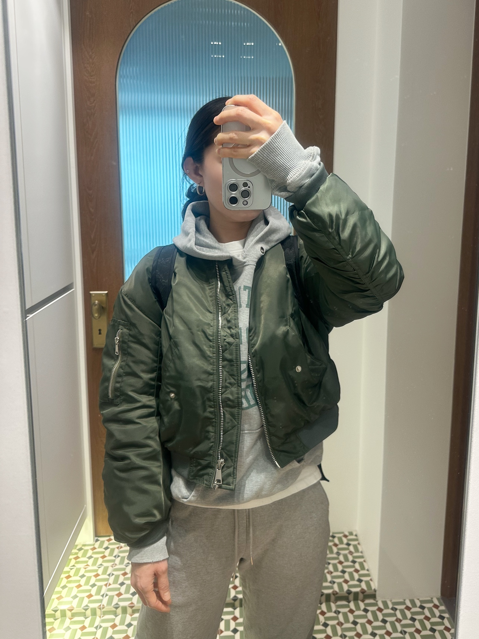 Arc'teryx Heliad 15 Backpack Black, Nike Cortez Leather SE Metallic Cool Grey Black 착용 스타일 - 3