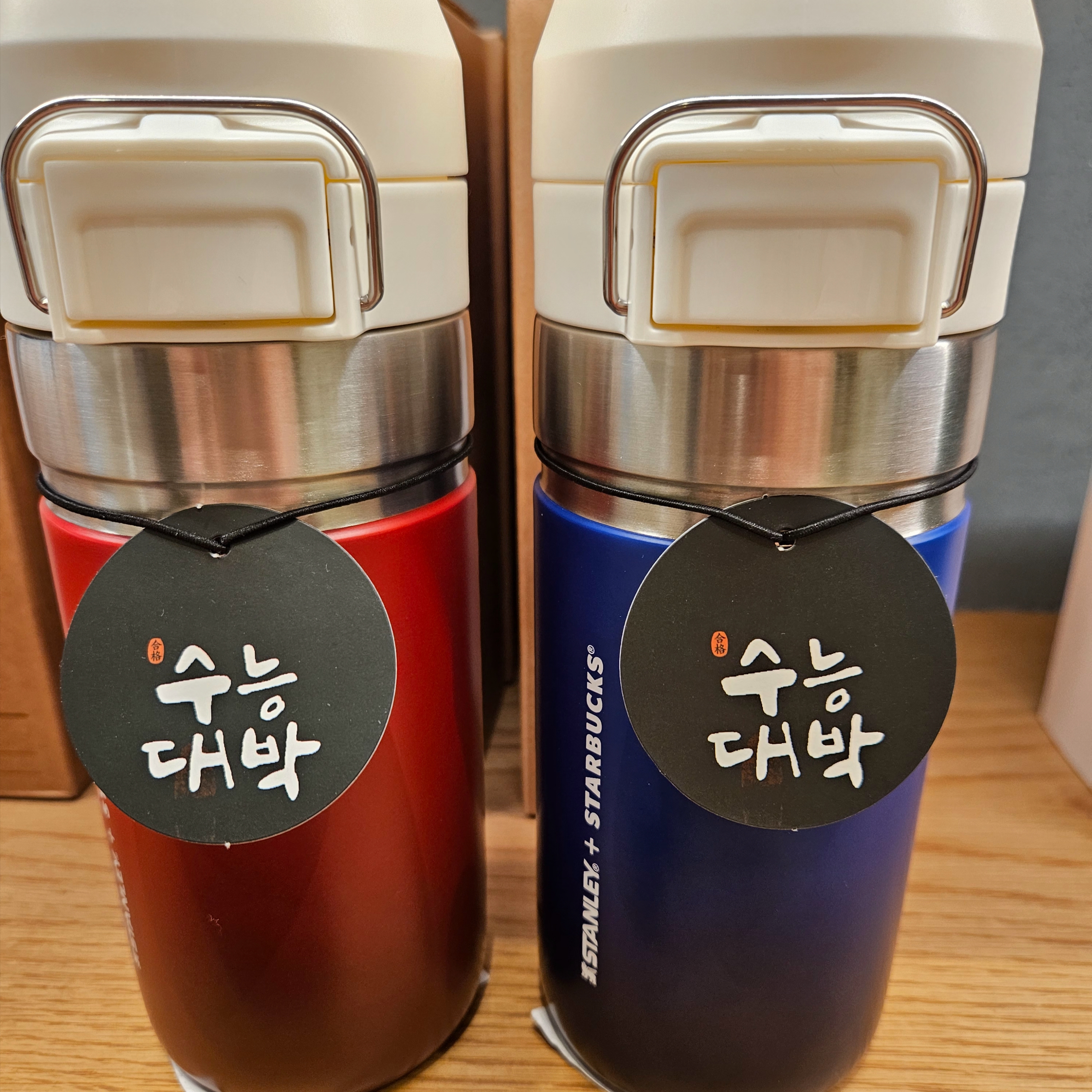 Starbucks SS Campus Red Quick Go Thermos 473ml, Starbucks SS Campus Blue Quick Go Thermos 473ml 착용 스타일 - 6