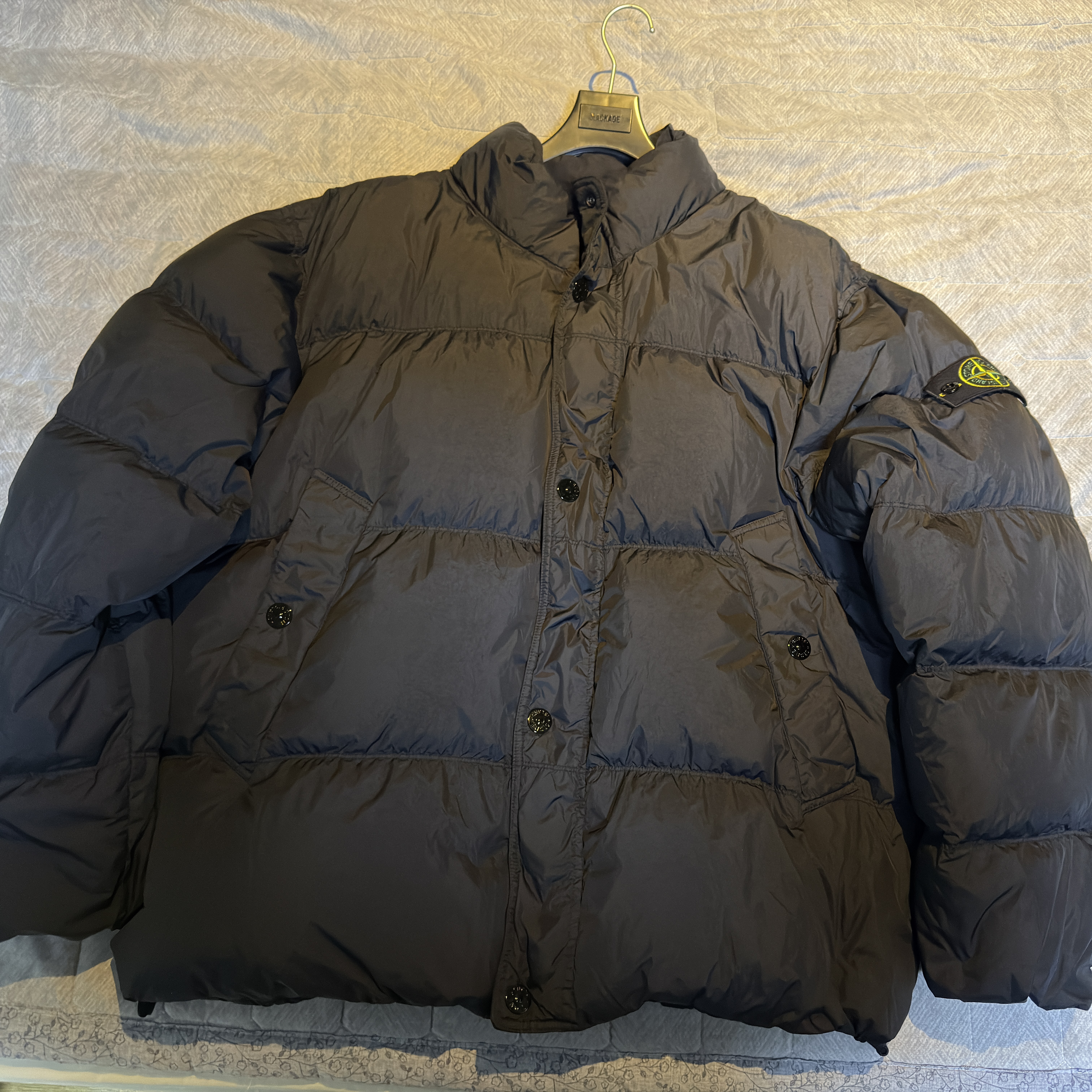 Stone Island 4100010 Crinkle Reps NY Recycled Nylon Down Jacket with Wind Resistant Black - 25FW 착용 스타일