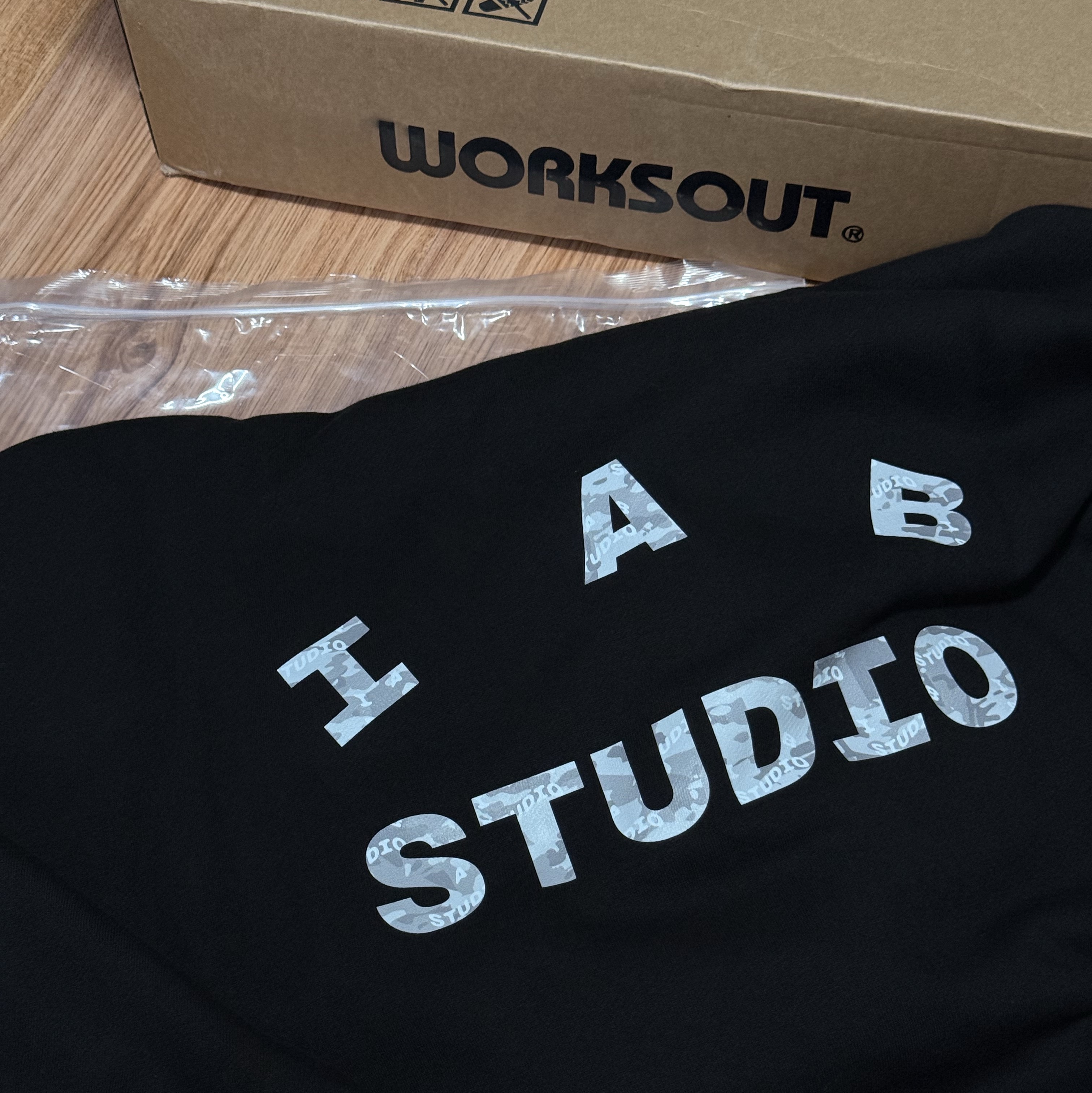 IAB Studio IAB Camo Logo Hoodie Black 착용 스타일