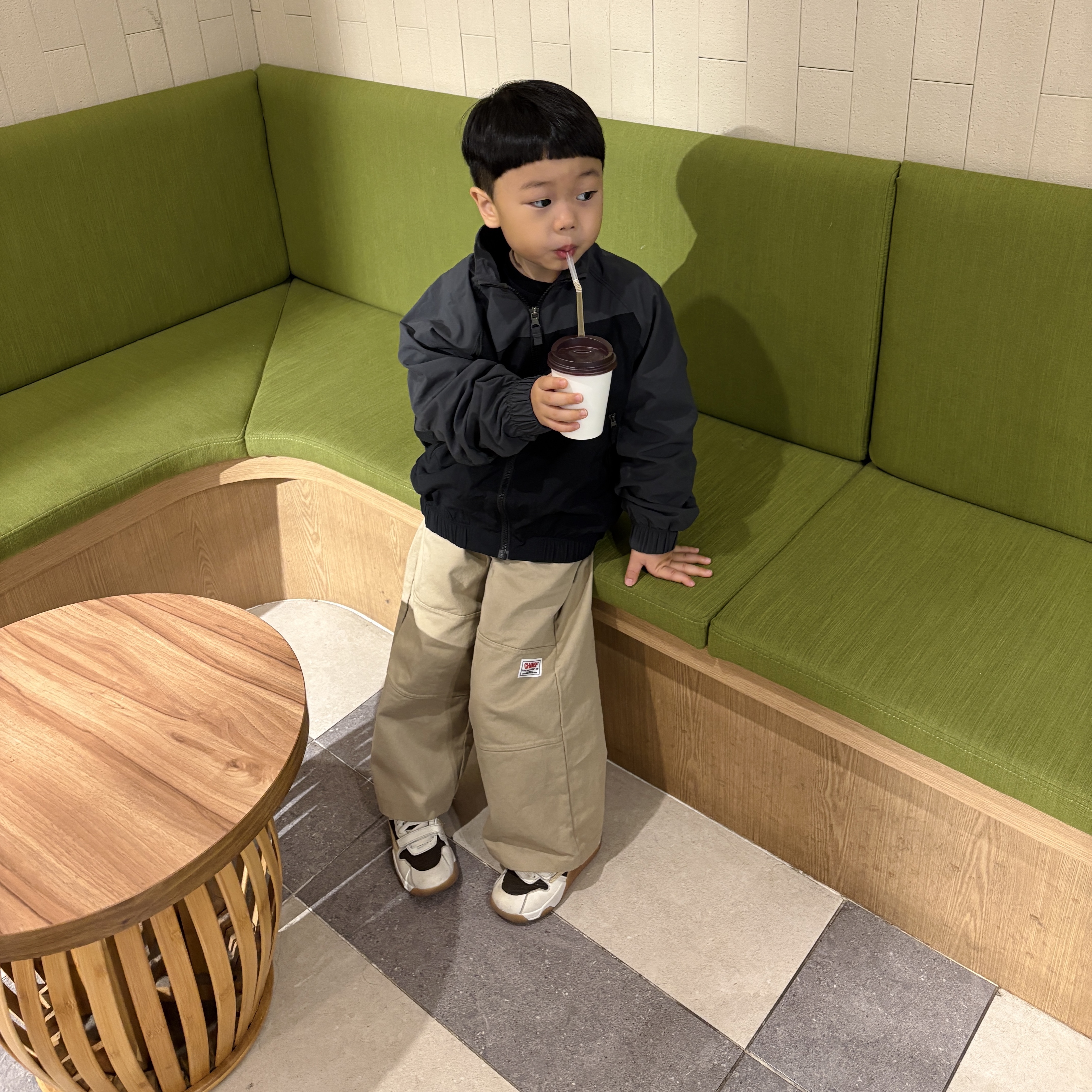 (Kids) Nike NSW Amplify Woven Full Zip Jacket Black Dark Smoke Grey, (TD) Jordan x Travis Scott Jumpman Jack TR Sail and Dark Mocha 착용 스타일 - 5