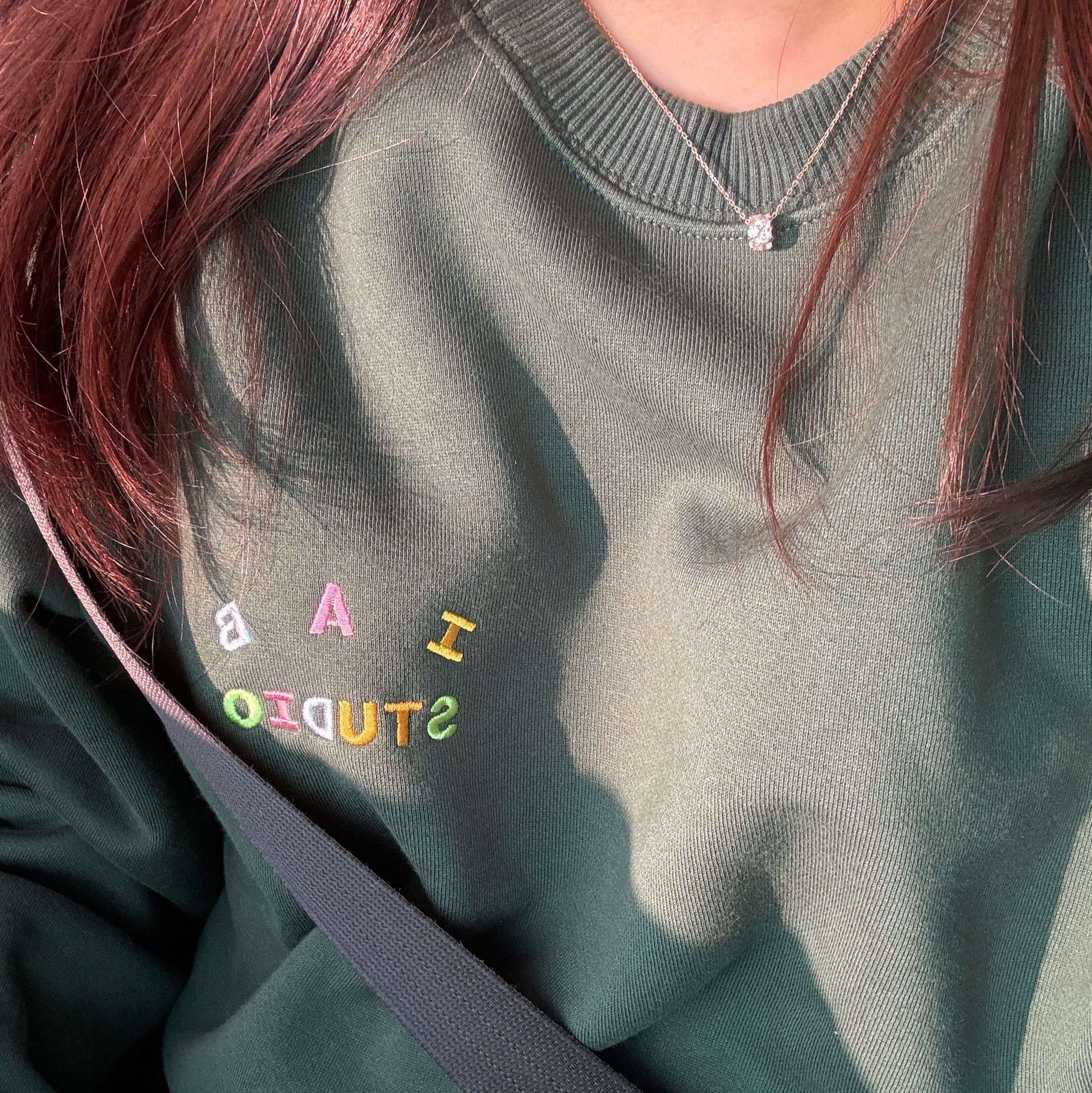 IAB Studio IAB Embroid Sweatshirt Green 착용 스타일 - 2