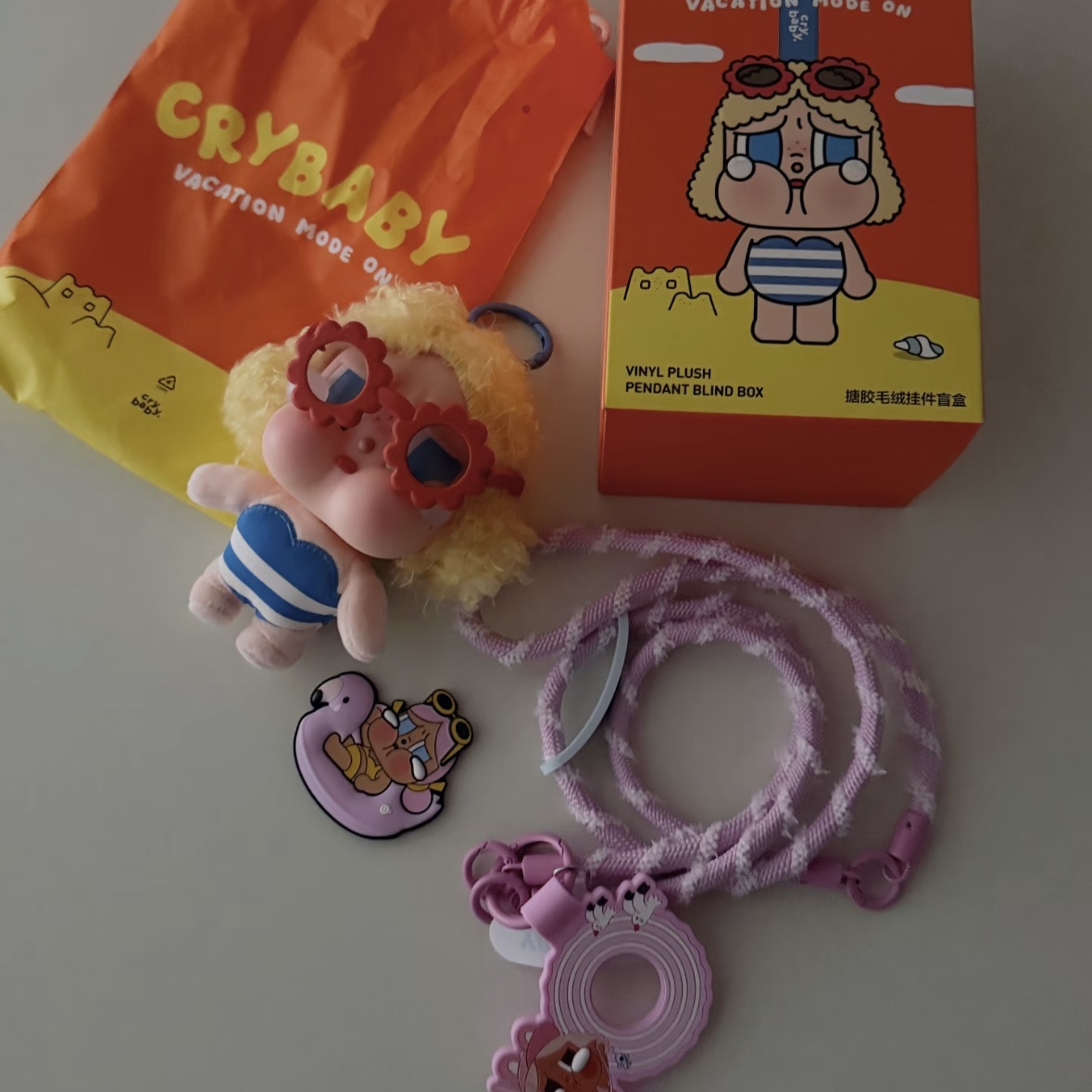 Pop Mart Crybaby Vacation Mode On Series Cross Strap Full Sail (Opened Case), Pop Mart Crybaby Vacation Mode On Series Vinyl Plush Pendant Sunbathing (Opened Case) 착용 스타일