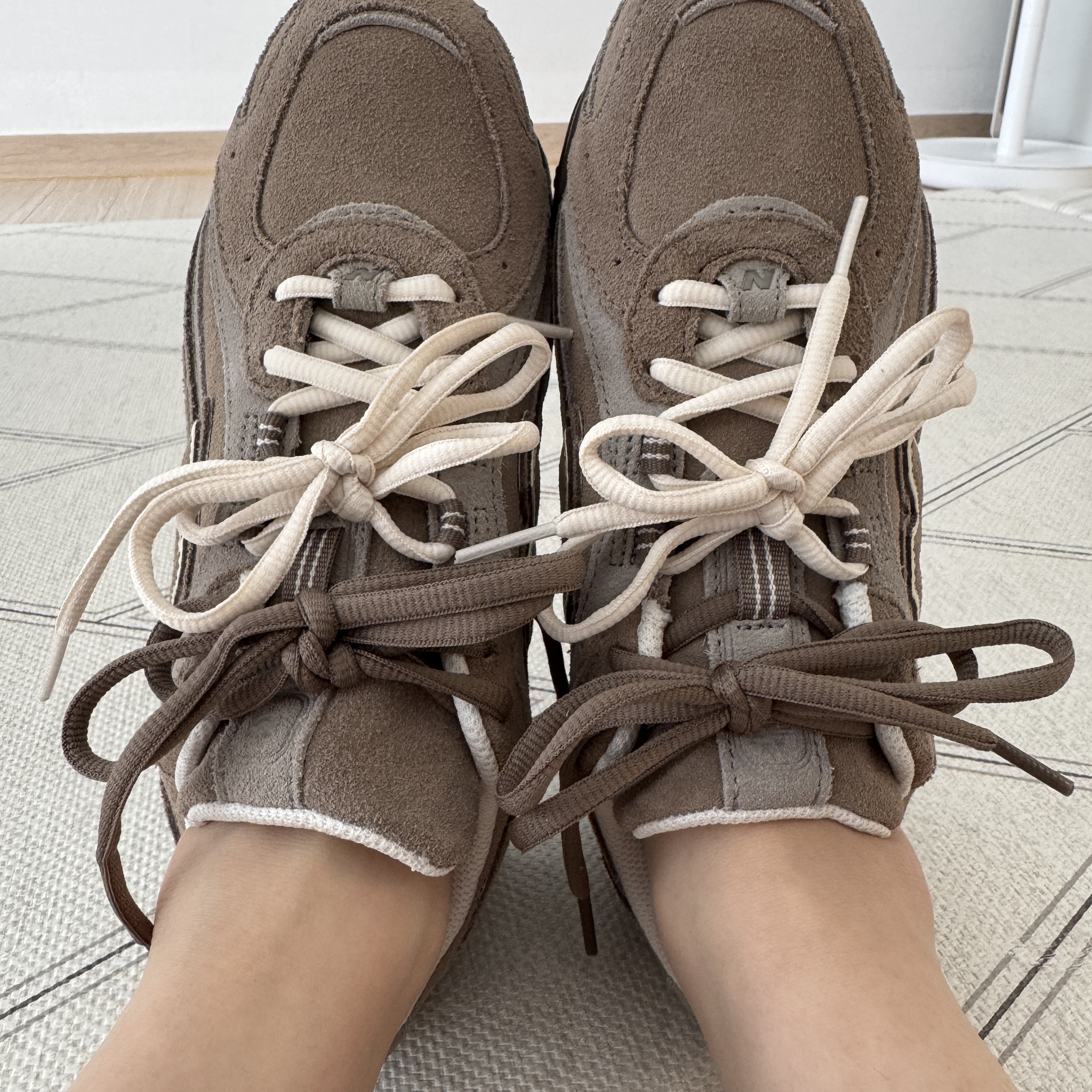 New Balance 204L Suede Mushroom Arid Stone 착용 스타일 - 2