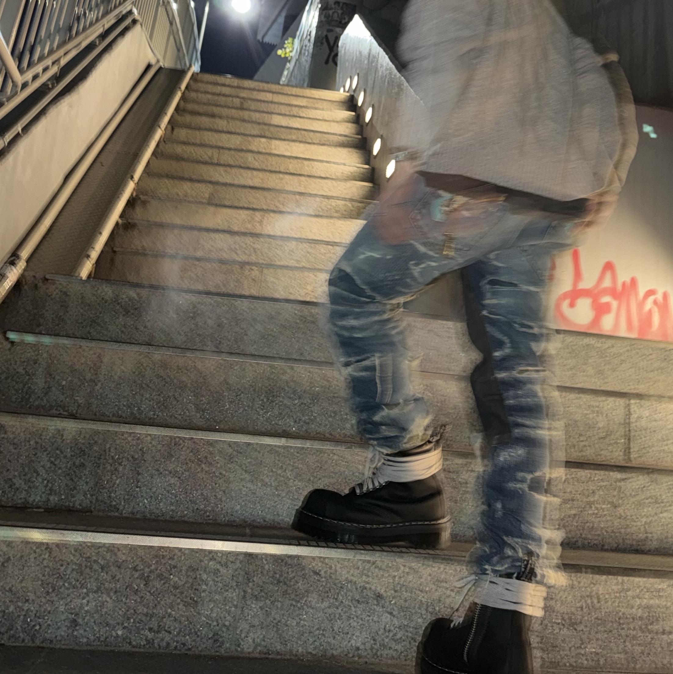 Dr. Martens x Rick Owens Quad Sole Steel Toe Boots Black 착용 스타일 - 3