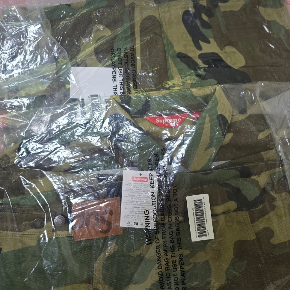 Supreme Jacquard Logos Denim Trucker Jacket Woodland Camo - 25FW, Supreme Jacquard Logos Double Knee Denim Painter Jean Woodland Camo - 25FW 착용 스타일