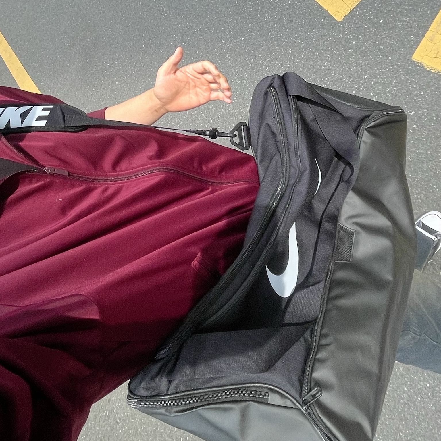 Nike Brasilia 9.5 Training Duffle Bag Medium 60L Black, Adidas Adicolor Classic Firebird Track Top Maroon - KR Sizing 착용 스타일