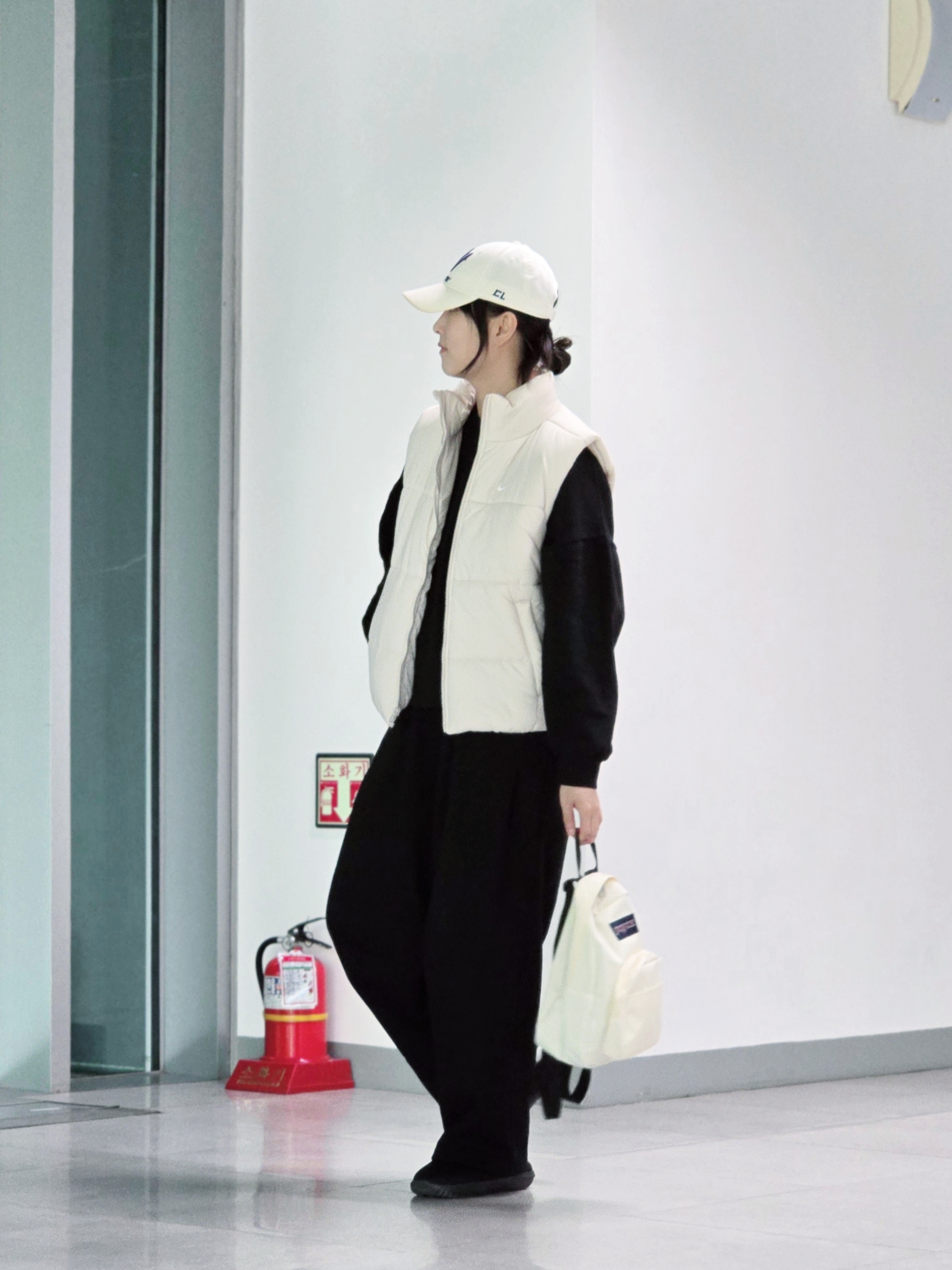 Nike x Drake Nocta NRG LU L91 Cap White, (W) Nike NSW Classic Padded Therma-Fit Loose Vest Light Orewood Brown White - Asia 착용 스타일 - 1