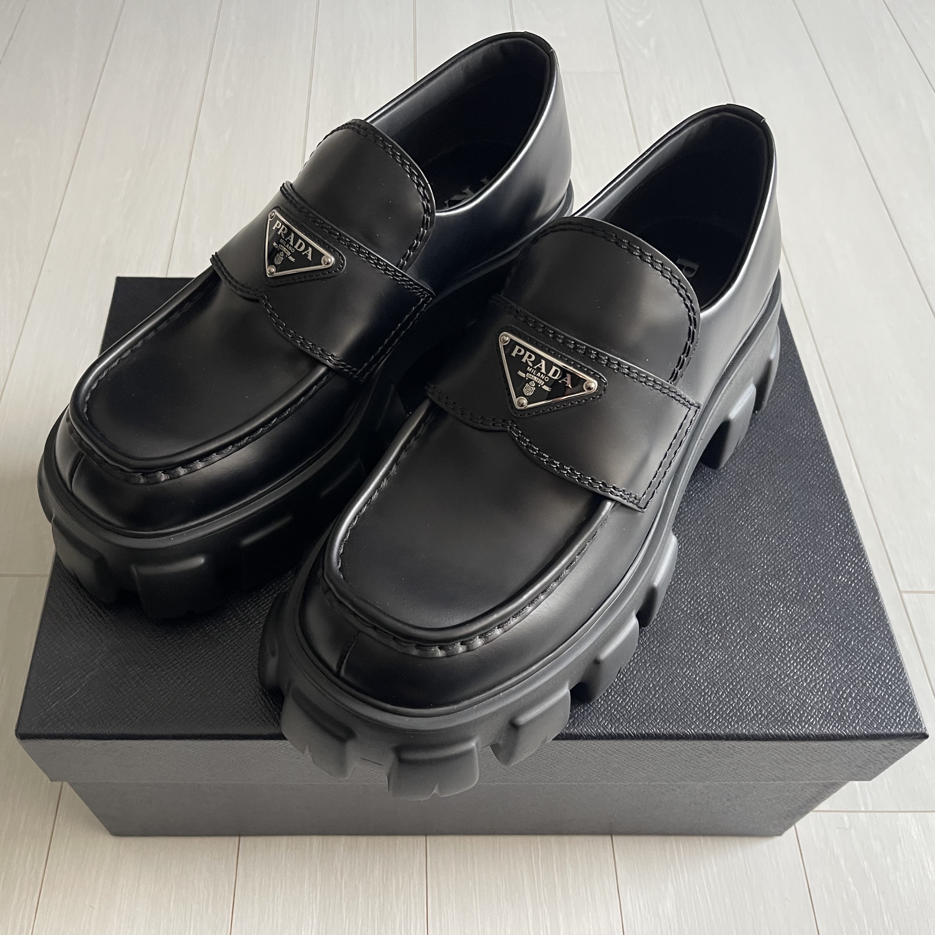 Prada Monolith Brushed Leather Loafers Black 착용 스타일 - 2