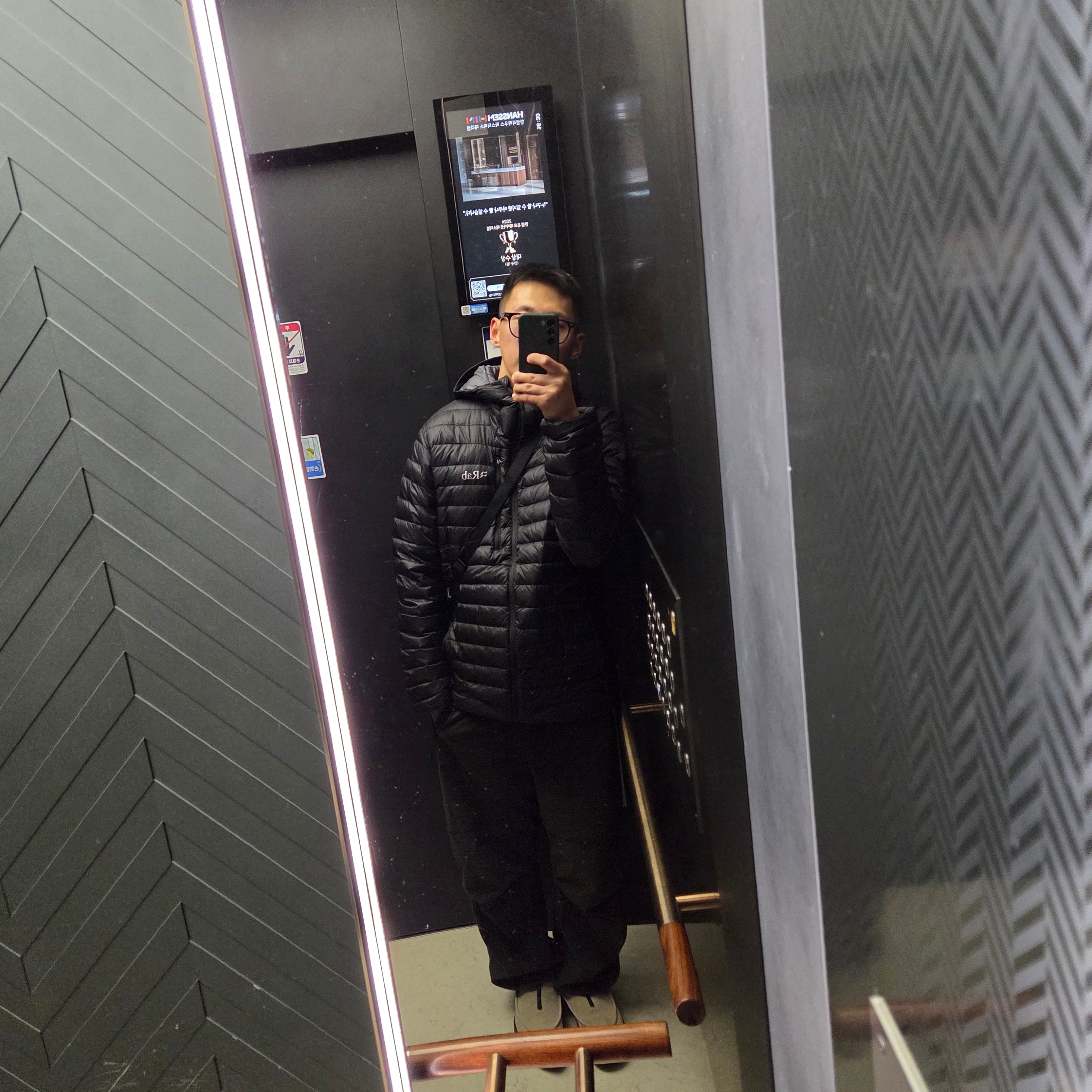 Rab Microlight Alpine Jacket Black, Nike ACG Polartec Wolf Tree Pants Anthracite Black - Asia 착용 스타일