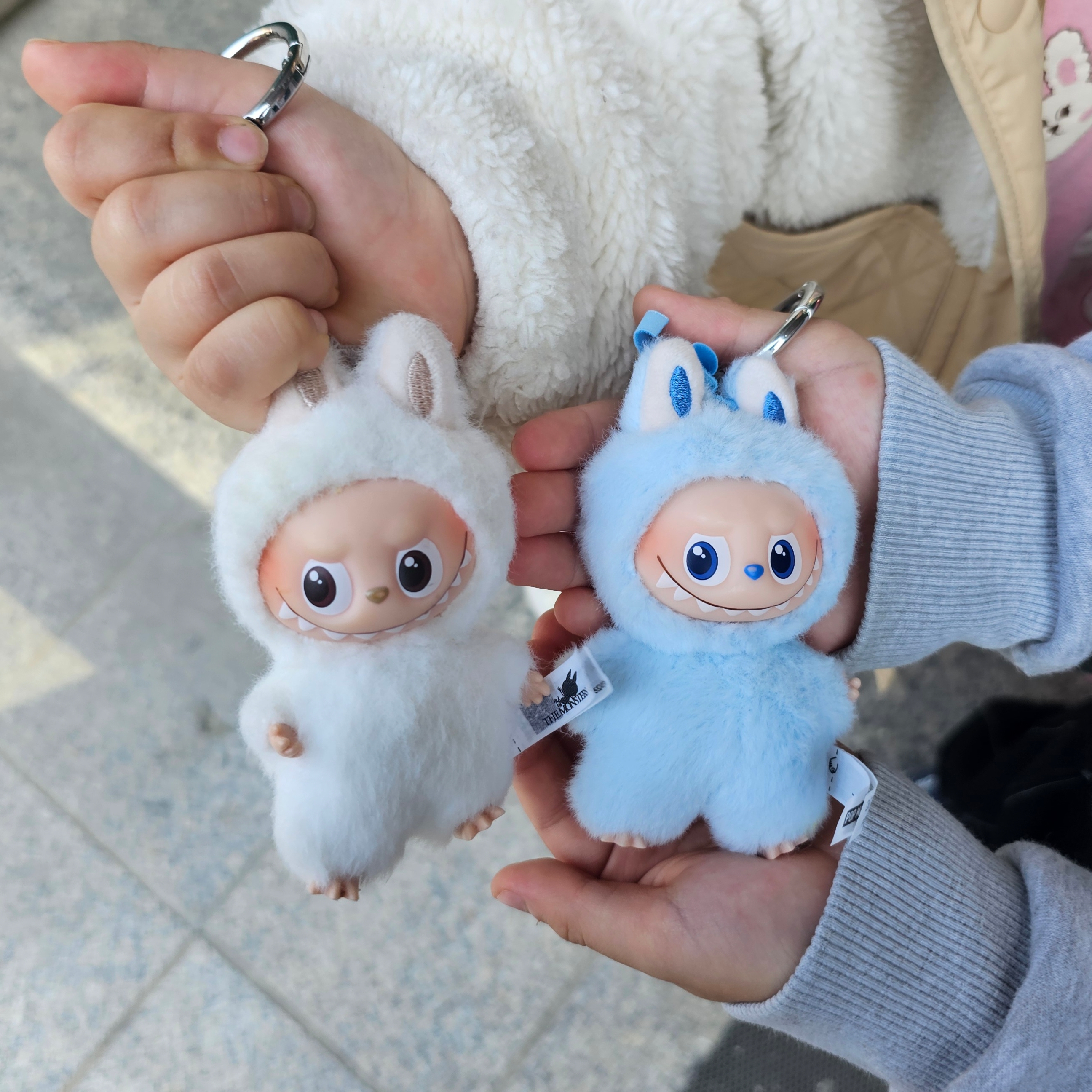 Pop Mart Labubu The Monsters Pin For Love Series Vinyl Plush Pendant Sealed Case (A-M) (1 Blind Box) 착용 스타일