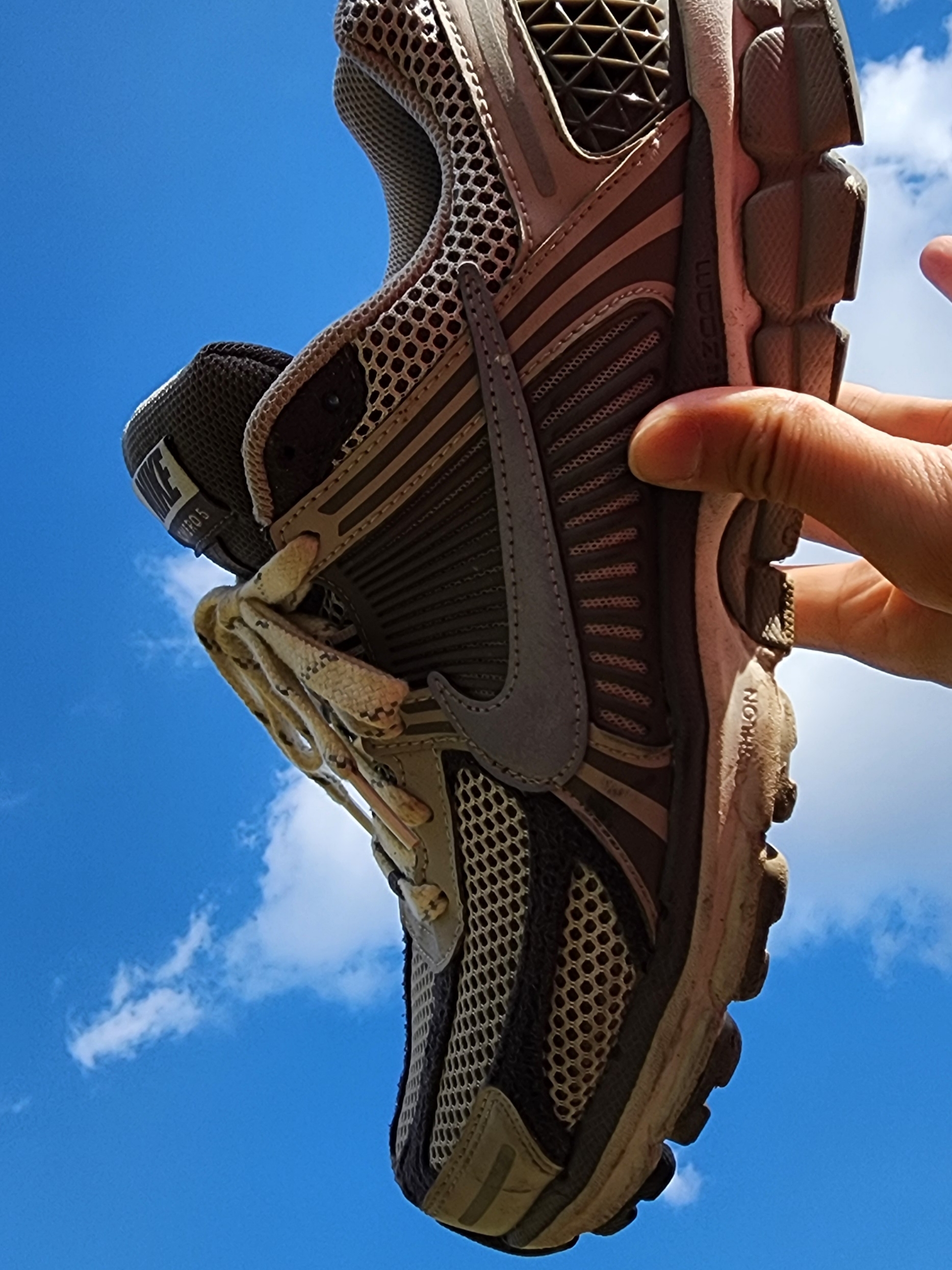 Nike Zoom Vomero 5 PRM Light Iron Ore and Flat Fewter 착용 스타일
