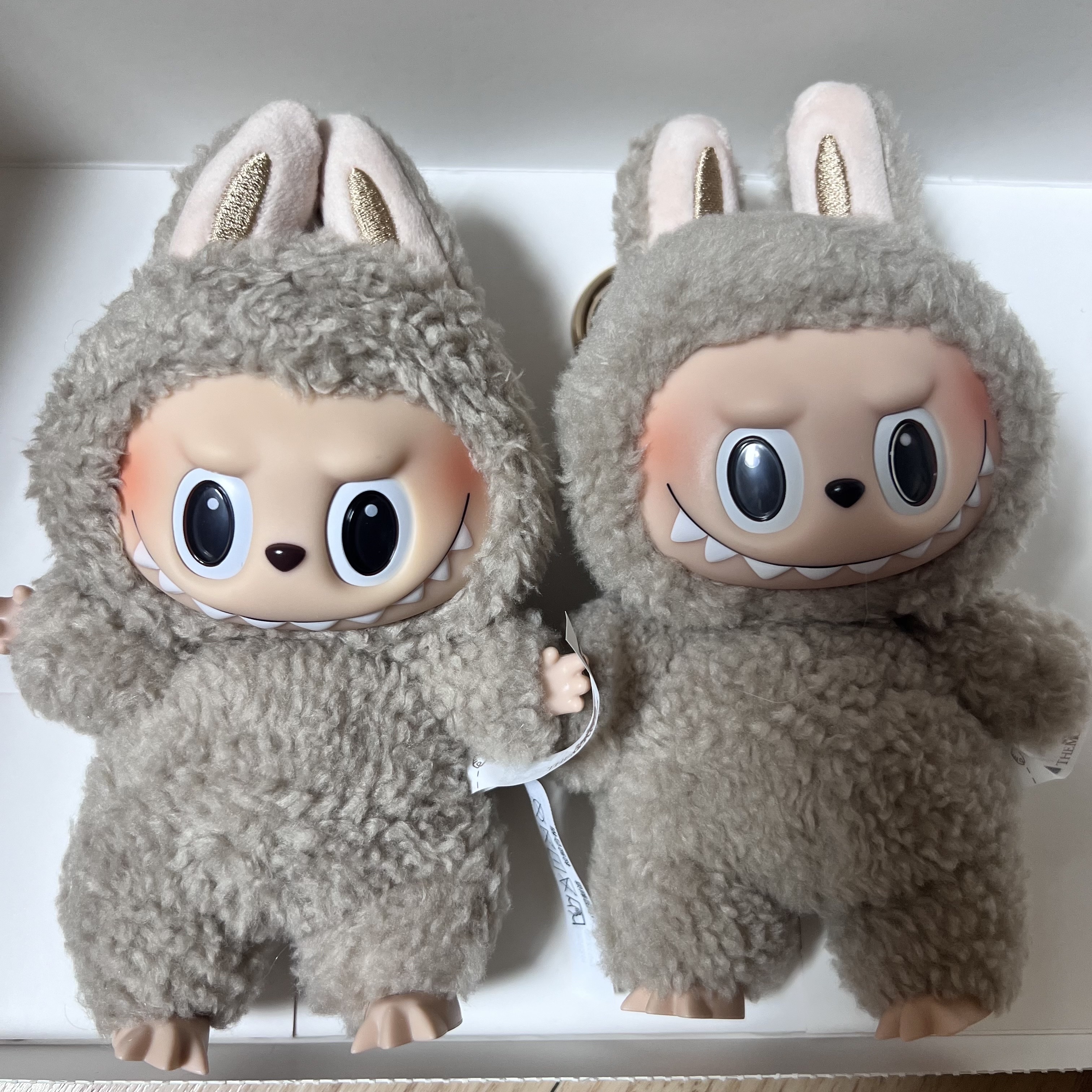 Pop Mart The Monsters Labubu Tasty Macarons Series Sealed Case (6 Blind Boxes), Pop Mart Labubu The Monsters Labubu Tasty Macarons Series Toffe Keyring 착용 스타일 - 2