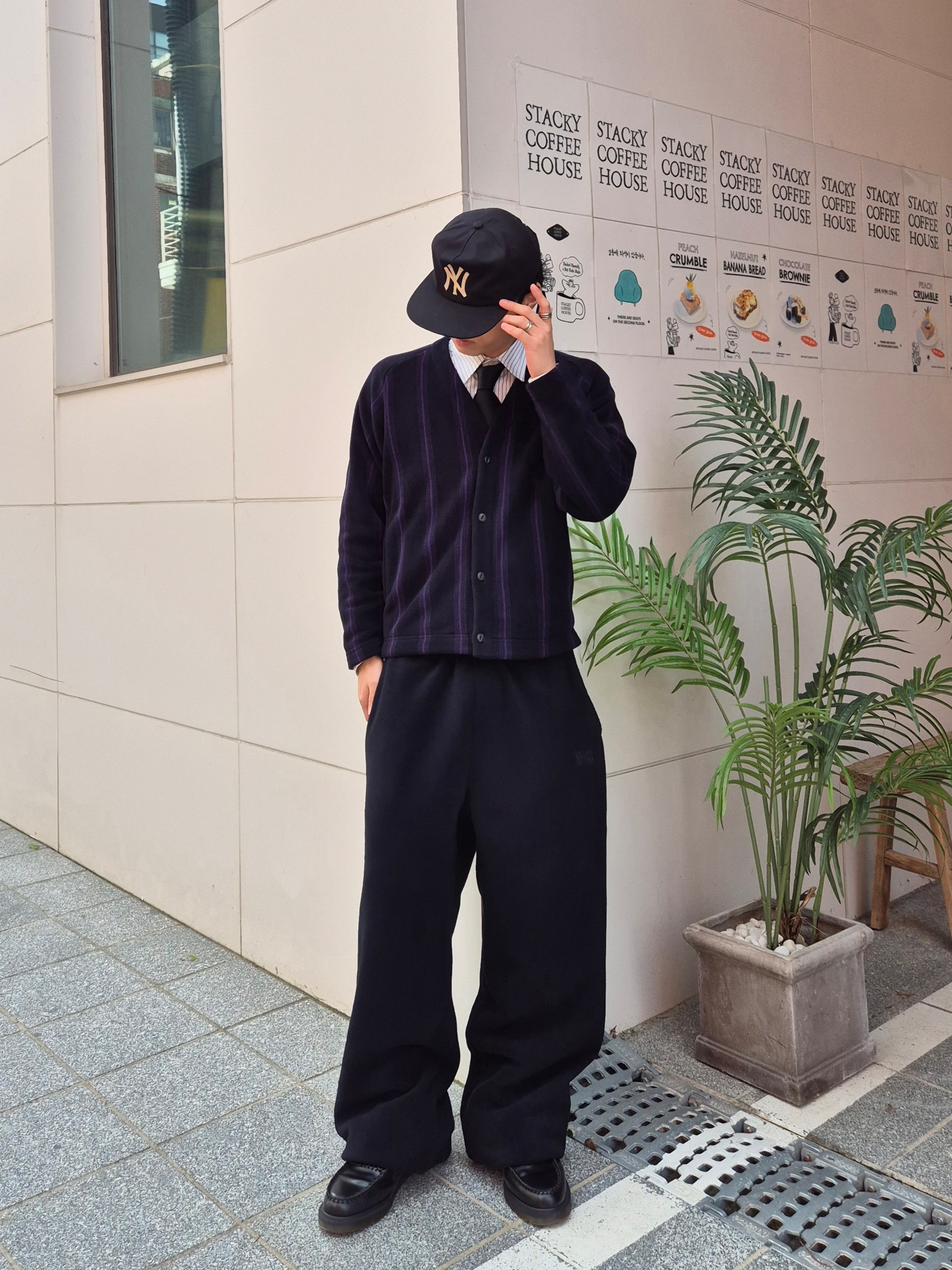 Uniqlo x Needles Fleece Oversized Cardigan Black - KR, Uniqlo x Needles Fleece Wide Pants Black - KR 착용 스타일 - 7
