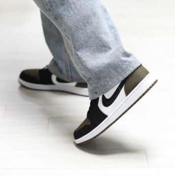 (W) Jordan 1 Mid SE Light Olive Black 착용 스타일