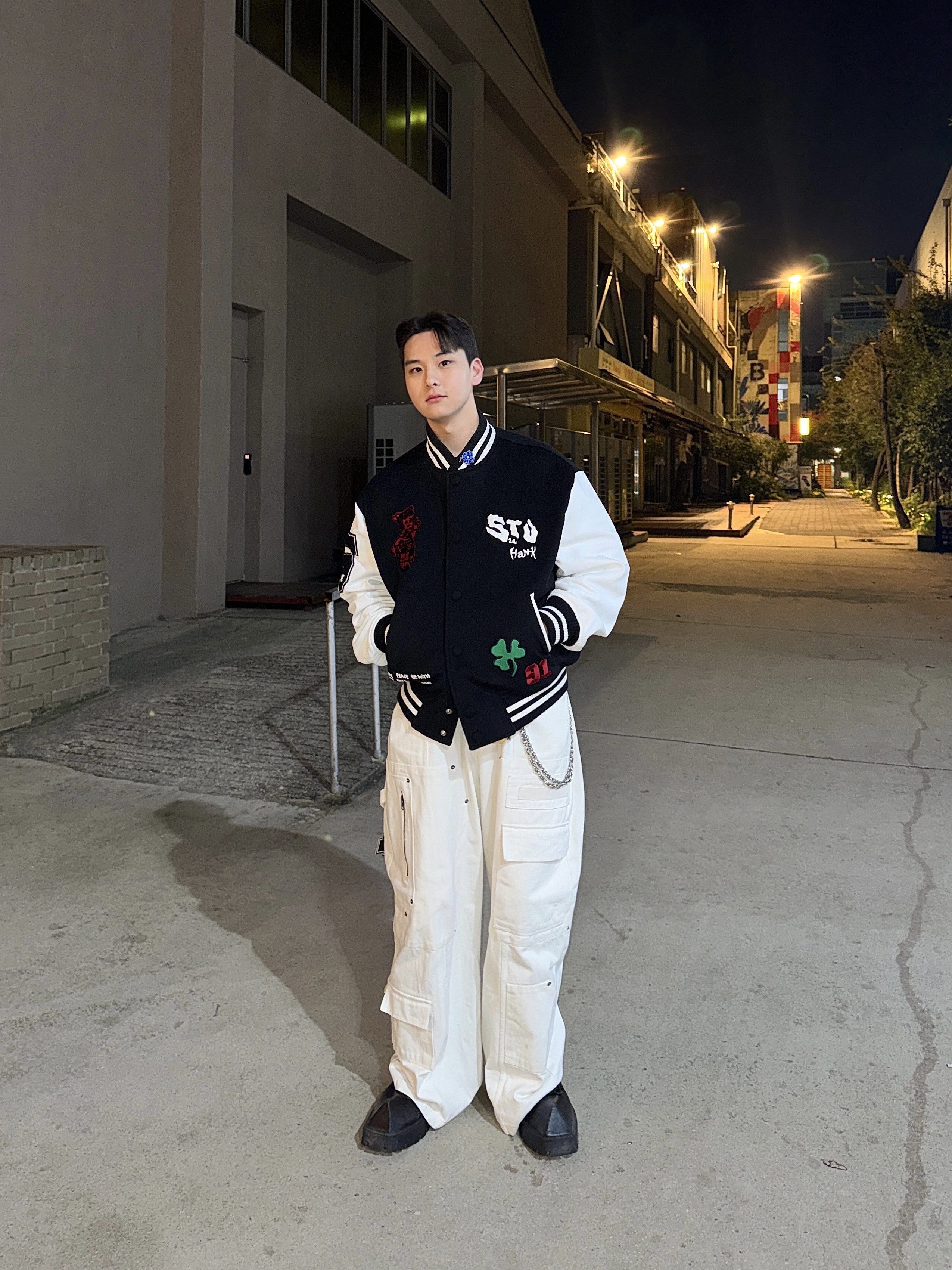 STU X HANK Varsity Jacket Black, Nos Couleurs x Koin x Llud Rivet Carpenter Pants White 착용 스타일 - 3