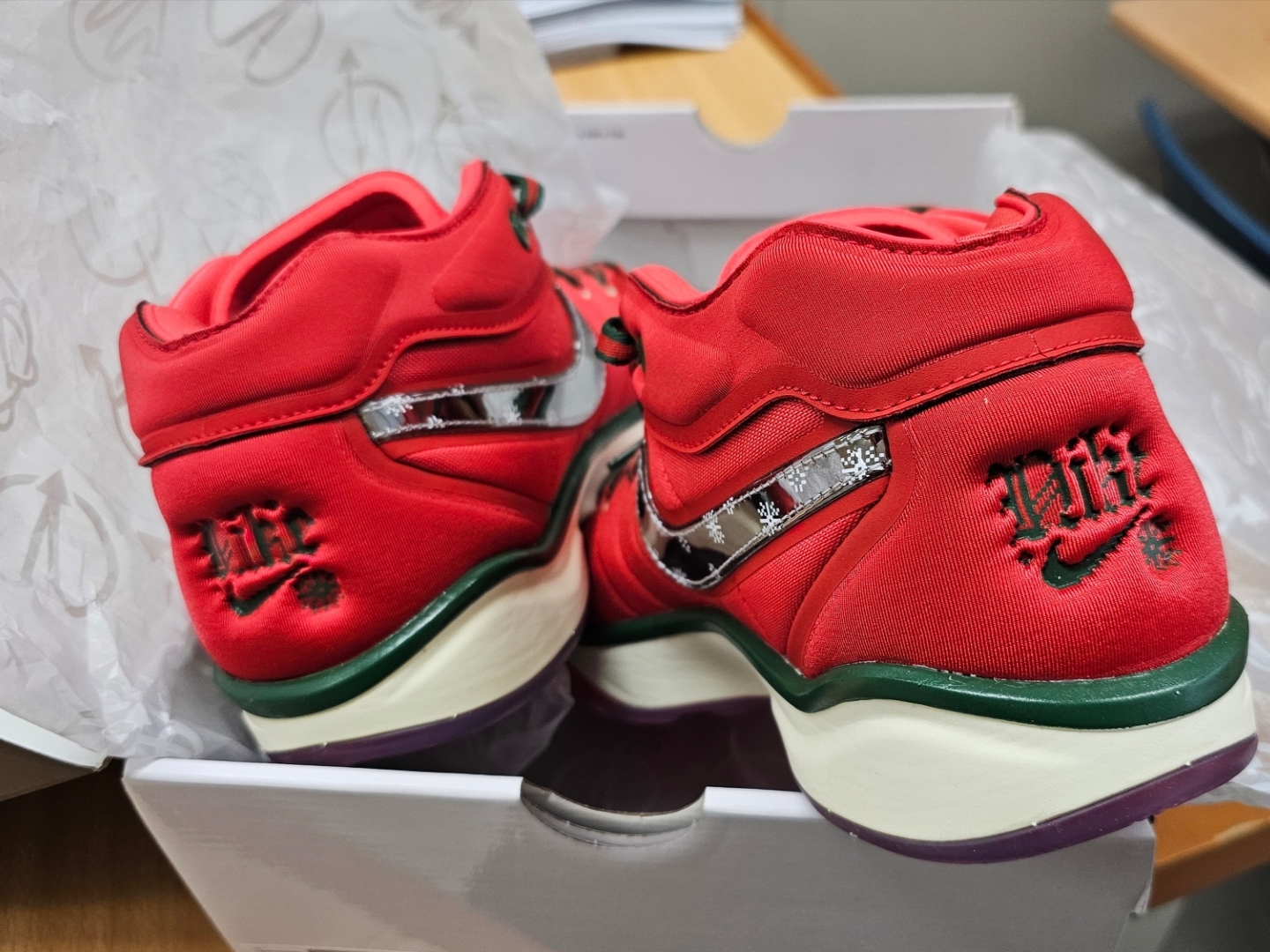 Nike Air Zoom GT Hustle 2 EP Track Red Metallic Silver 착용 스타일
