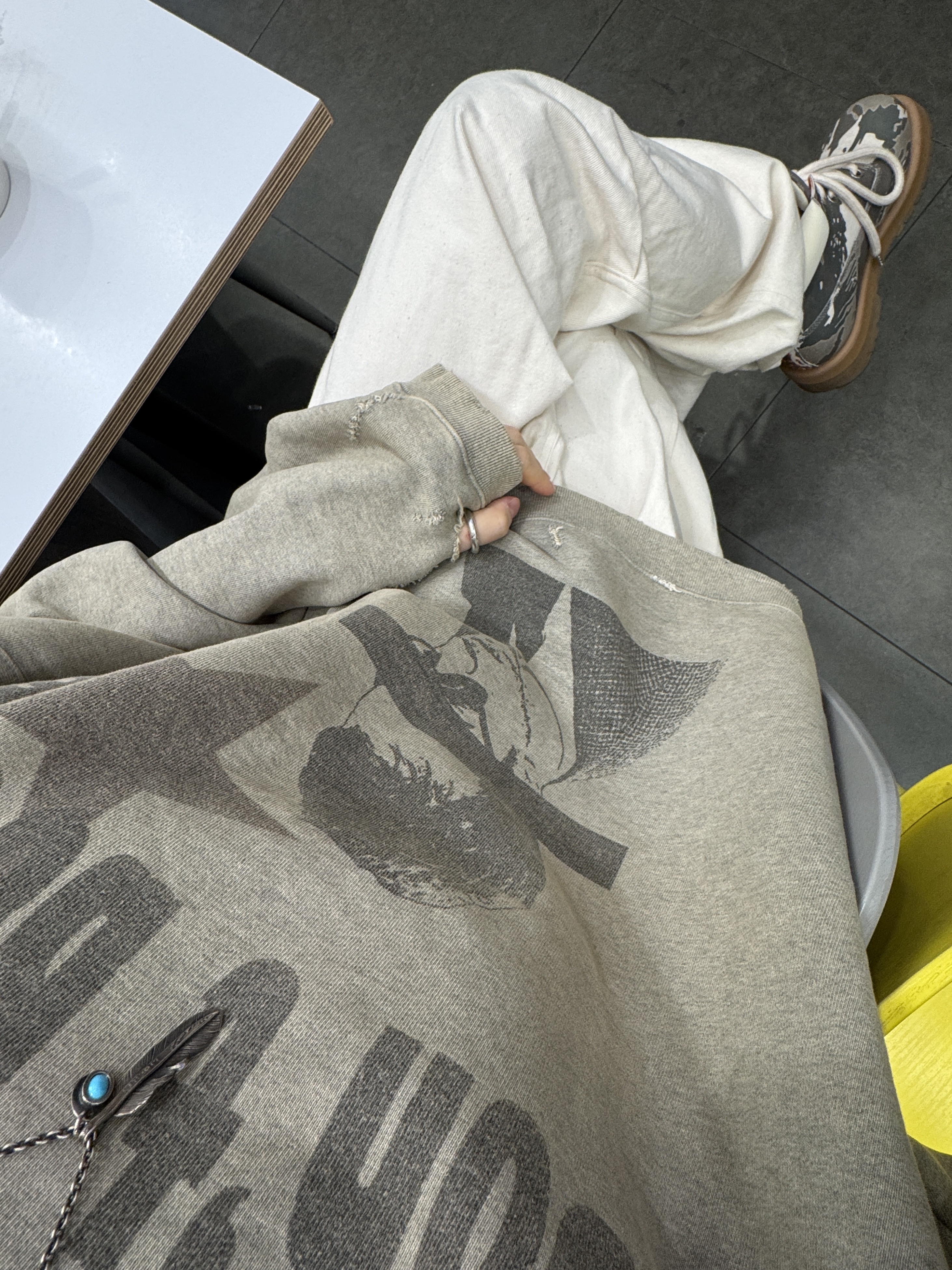 qualisartifexpereo Big Font Crewneck VTG Gray, Martine Rose Rolled Back Cap Beige - 24FW 착용 스타일 - 3