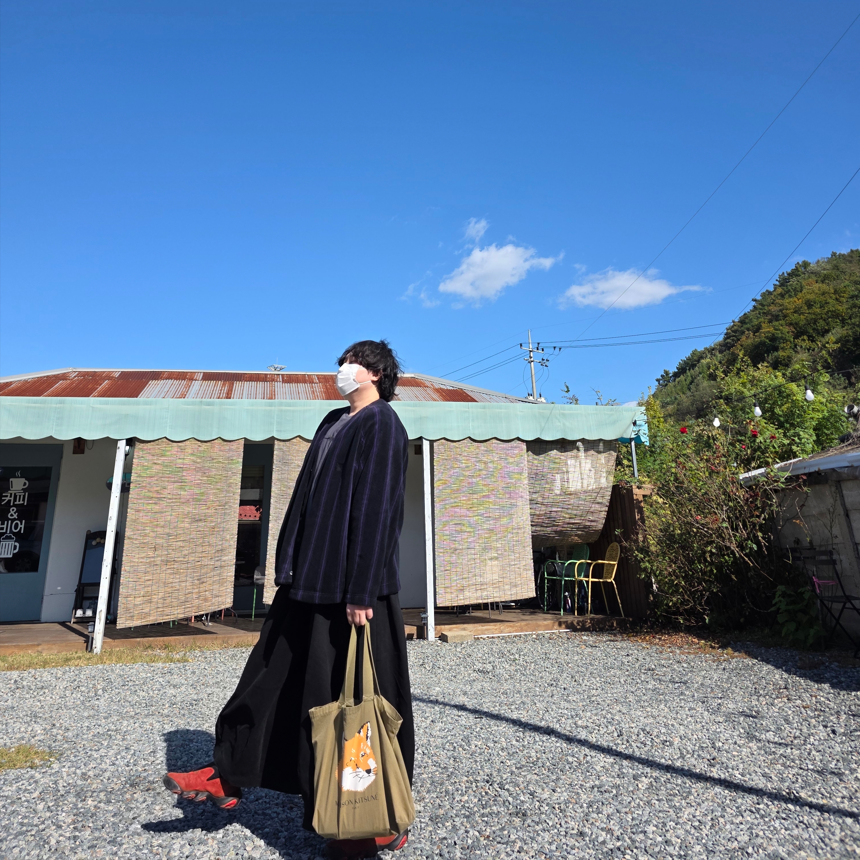 Maison Kitsune Fox Head Tote Bag Dark Khaki, Uniqlo x Needles Fleece Oversized Cardigan Black - KR 착용 스타일 - 1