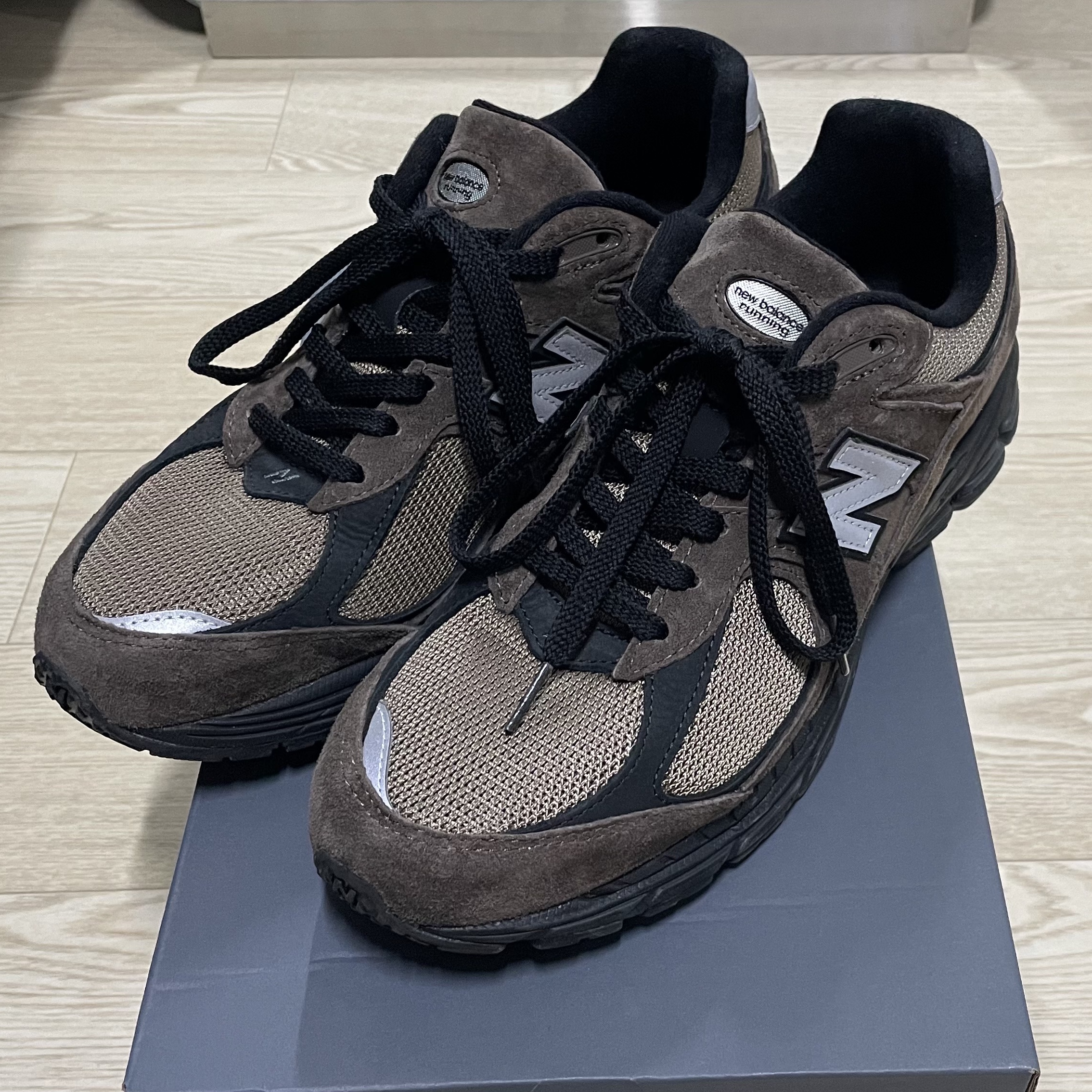 New Balance 2002R Brown Black 착용 스타일 - 1